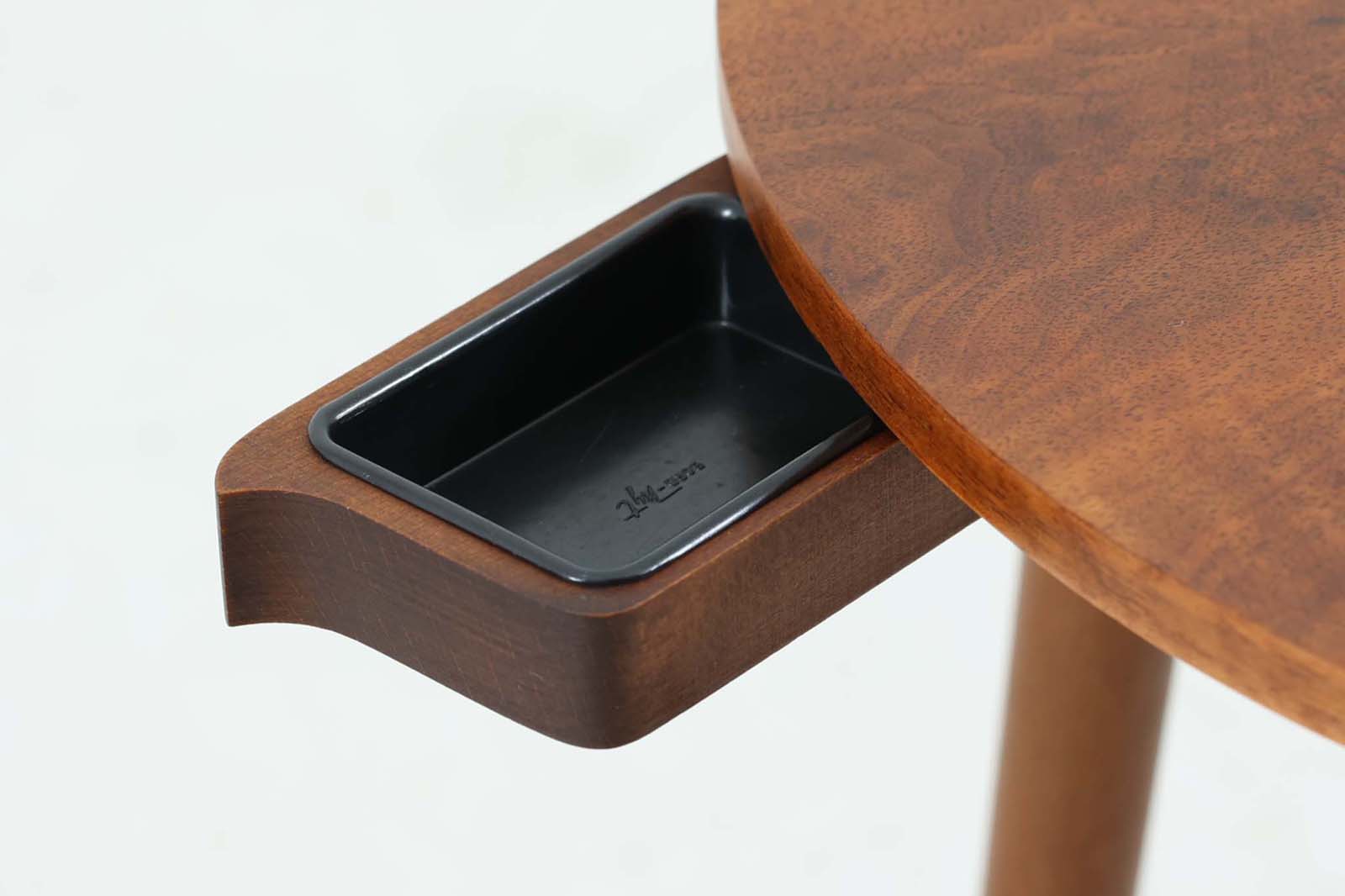 北欧より買い付けたサイドテーブルです。Gormmobler社のクオリティーの高い作品です。天板裏には灰皿がございます。