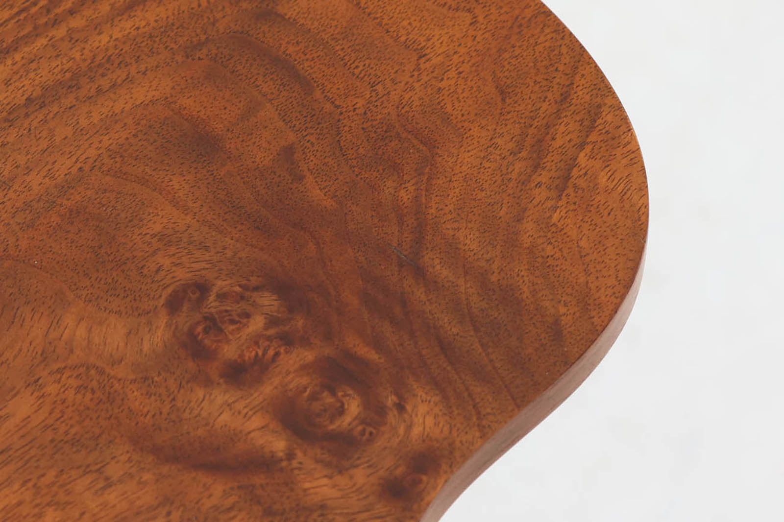 北欧より買い付けたサイドテーブルです。Gormmobler社のクオリティーの高い作品です。天板裏には灰皿がございます。