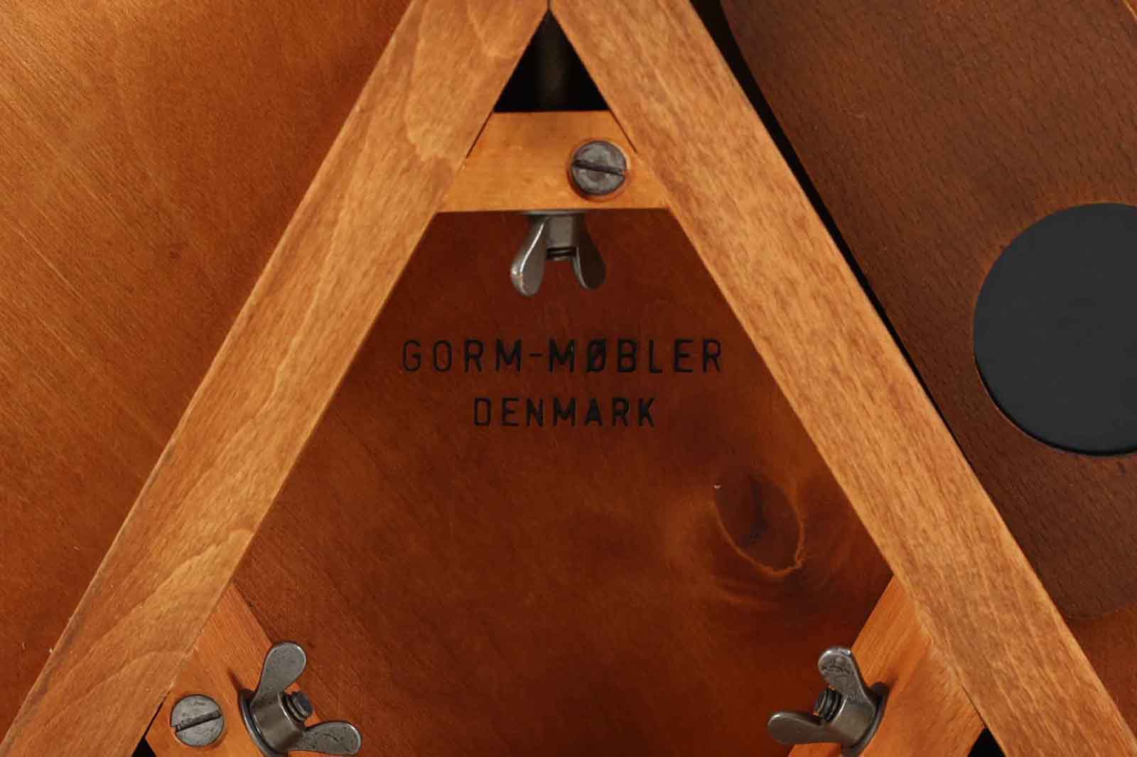 北欧より買い付けたサイドテーブルです。Gormmobler社のクオリティーの高い作品です。天板裏には灰皿がございます。