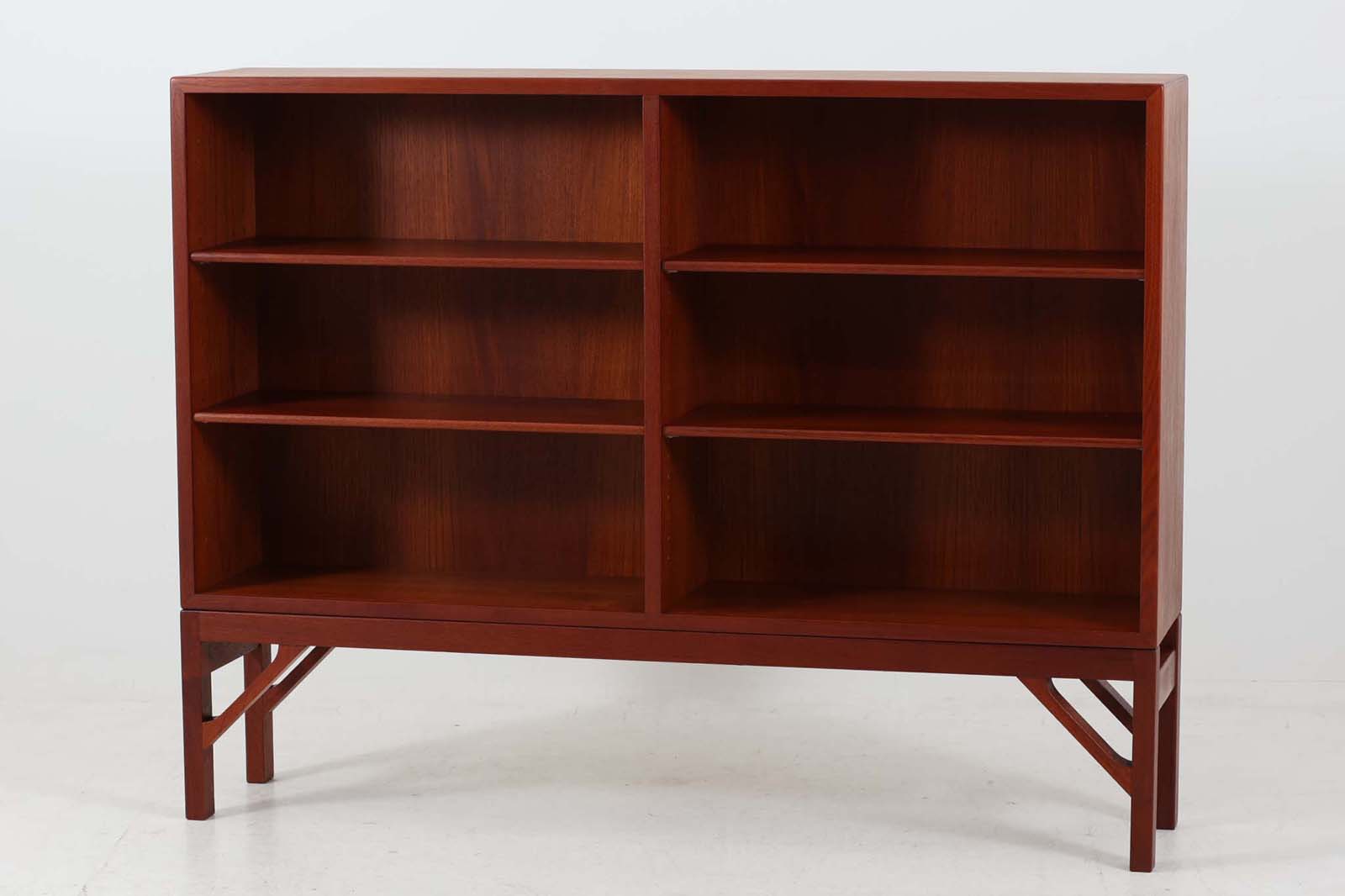 Borgemogensen(ボーエ・モーエンセン)によってデザインされたブックシェルフです。一見シンプルなフォルムですが、脚部がデザインポイントになっています。良質なチーク材が使用されており、FDB社によって細かい所まで丁寧に作成されています。使い勝手の良いサイズだと思います。本体、脚両方にチーク材が使用された希少なモデルです。