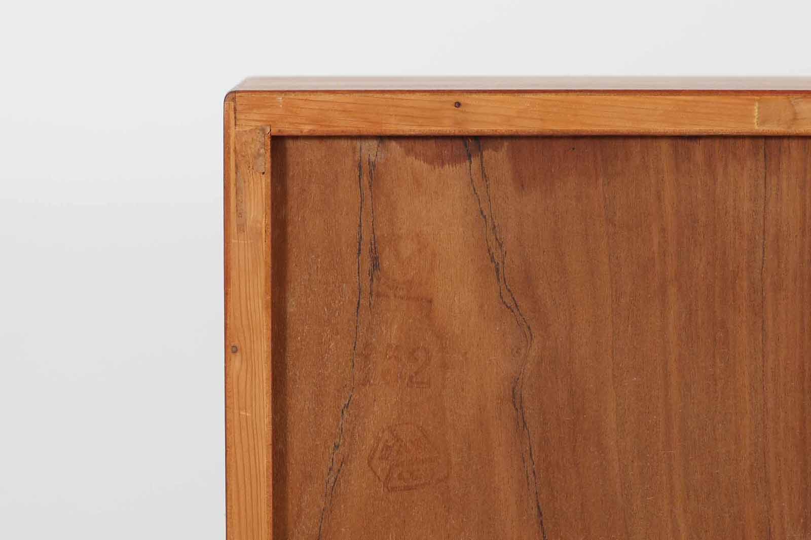 Borgemogensen(ボーエ・モーエンセン)によってデザインされたブックシェルフです。一見シンプルなフォルムですが、脚部がデザインポイントになっています。良質なチーク材が使用されており、FDB社によって細かい所まで丁寧に作成されています。使い勝手の良いサイズだと思います。本体、脚両方にチーク材が使用された希少なモデルです。