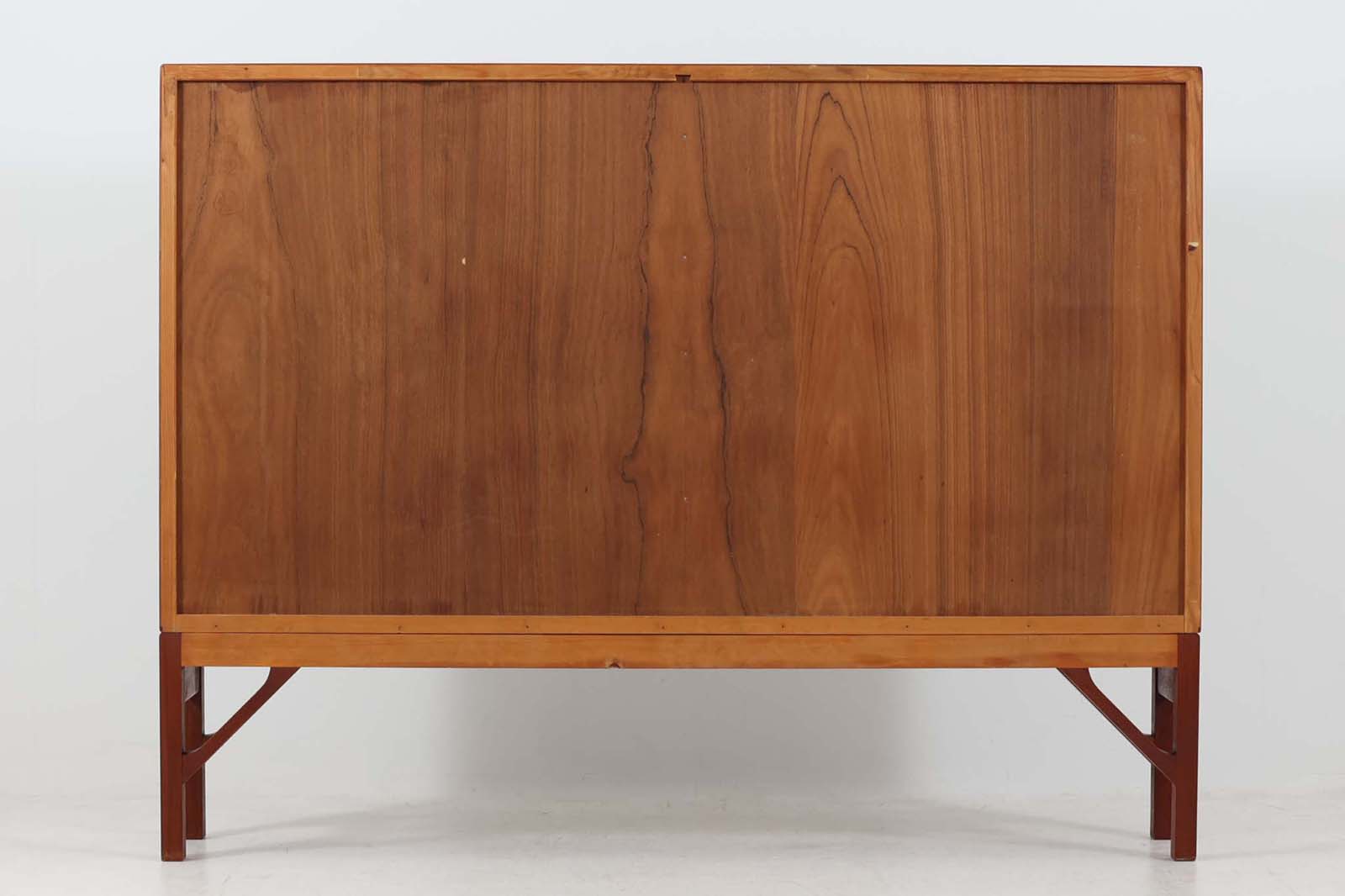 Borgemogensen(ボーエ・モーエンセン)によってデザインされたブックシェルフです。一見シンプルなフォルムですが、脚部がデザインポイントになっています。良質なチーク材が使用されており、FDB社によって細かい所まで丁寧に作成されています。使い勝手の良いサイズだと思います。本体、脚両方にチーク材が使用された希少なモデルです。