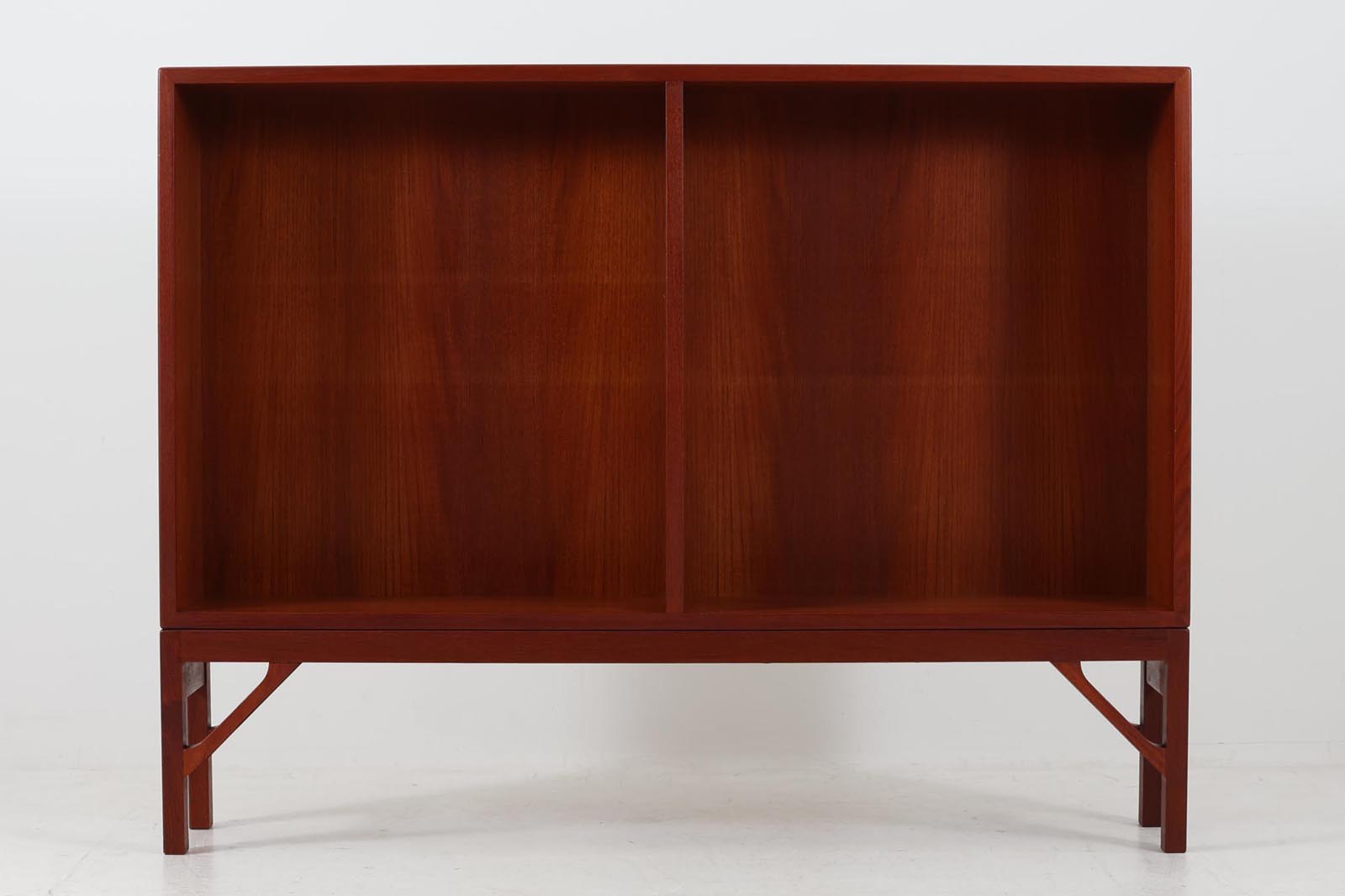 Borgemogensen(ボーエ・モーエンセン)によってデザインされたブックシェルフです。一見シンプルなフォルムですが、脚部がデザインポイントになっています。良質なチーク材が使用されており、FDB社によって細かい所まで丁寧に作成されています。使い勝手の良いサイズだと思います。本体、脚両方にチーク材が使用された希少なモデルです。