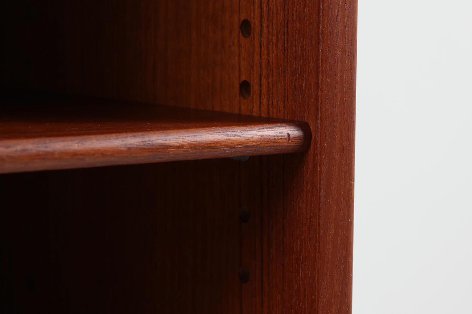 Borgemogensen(ボーエ・モーエンセン)によってデザインされたブックシェルフです。一見シンプルなフォルムですが、脚部がデザインポイントになっています。良質なチーク材が使用されており、FDB社によって細かい所まで丁寧に作成されています。使い勝手の良いサイズだと思います。本体、脚両方にチーク材が使用された希少なモデルです。