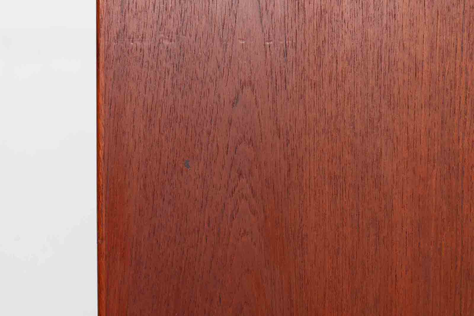 Borgemogensen(ボーエ・モーエンセン)によってデザインされたブックシェルフです。一見シンプルなフォルムですが、脚部がデザインポイントになっています。良質なチーク材が使用されており、FDB社によって細かい所まで丁寧に作成されています。使い勝手の良いサイズだと思います。本体、脚両方にチーク材が使用された希少なモデルです。