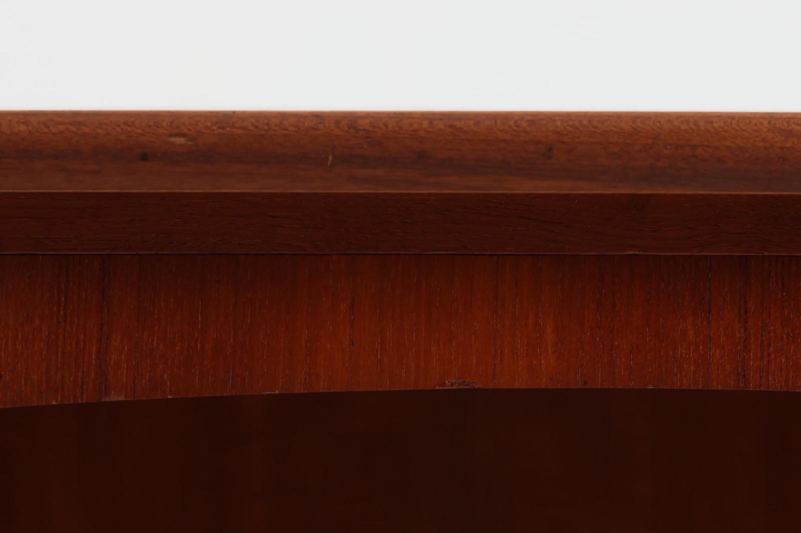 デンマークより買い付けた両袖デスクです。扉収納がある珍しいモデルです。バックシェルフの扉収納内部には鏡がございます。物を飾ってお部屋の真ん中に置いてもご使用いただけます。本体には良質なチーク材が使用されており綺麗な木肌を楽しむことができます。シンプルなデザインで使い勝手も良好です。