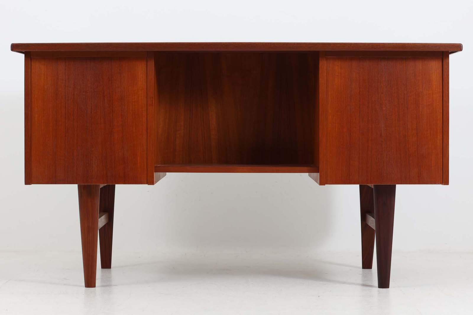 デンマークより買い付けた両袖デスクです。小ぶりで使い勝手の良いサイズ感です。背面も綺麗に仕上げられており、お部屋の真ん中に置いてもご使用いただけます。良質なチーク材が使用されています。