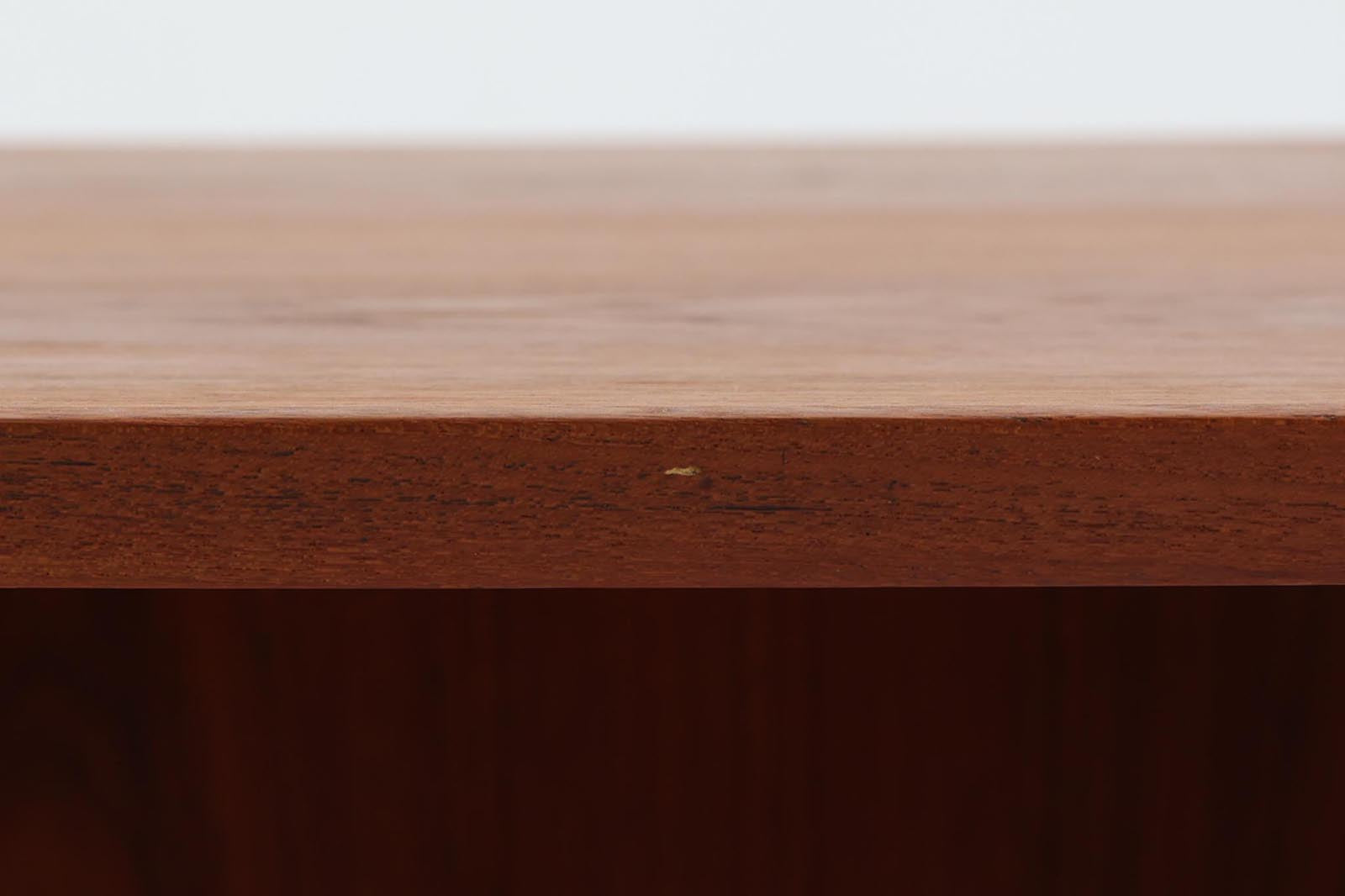 デンマークより買い付けた両袖デスクです。天板が浮いた様なデザインで大きいサイズですがすっきりとした印象も添えています。本体の造りも申し分なくクオリティーの高い商品です。バックシェルフもあるためお部屋の真ん中に置いてもご使用いただけます。