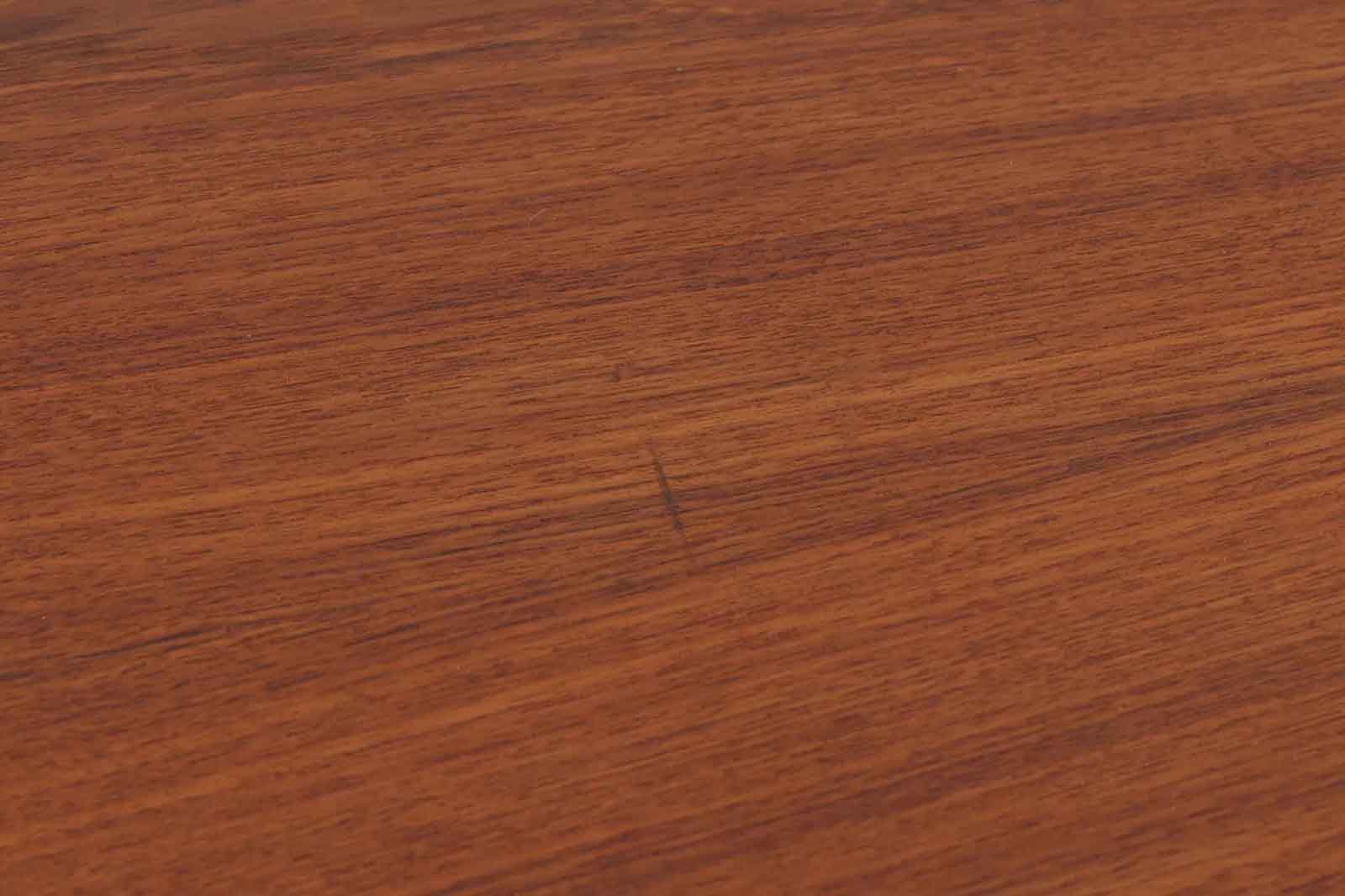 デンマークより買い付けた両袖デスクです。天板が浮いた様なデザインで大きいサイズですがすっきりとした印象も添えています。本体の造りも申し分なくクオリティーの高い商品です。バックシェルフもあるためお部屋の真ん中に置いてもご使用いただけます。