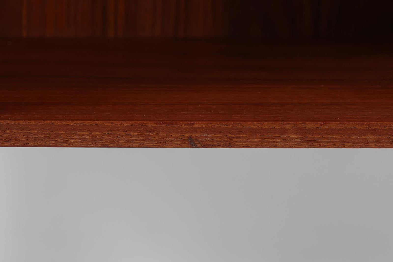 デンマークより買い付けた両袖デスクです。天板が浮いた様なデザインで大きいサイズですがすっきりとした印象も添えています。本体の造りも申し分なくクオリティーの高い商品です。バックシェルフもあるためお部屋の真ん中に置いてもご使用いただけます。