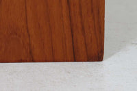 北欧より買い付けたブックシェルフです。シンプルなデザインで、本体には良質なチーク材が使用されており高級感がございます。