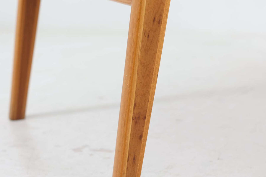 PeterHvidt&amp;OrlaMolgaardによってデザインされた「AXチェア」です。成型合板を使用した曲線とビーチ材とマホガニー材の組み合わせが美しく、座り心地もよい名作椅子です。