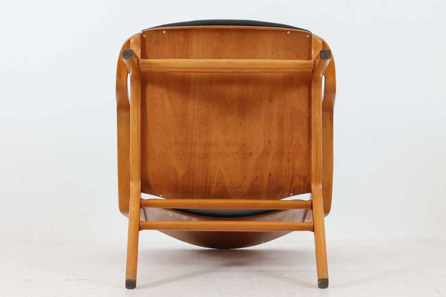 PeterHvidt&amp;OrlaMolgaardによってデザインされた「AXチェア」です。成型合板を使用した曲線とビーチ材とマホガニー材の組み合わせが美しく、座り心地もよい名作椅子です。