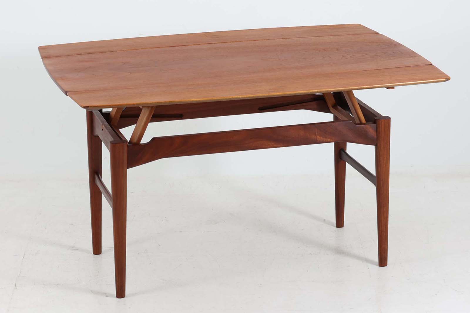 北欧より買い付けた「エレベーターテーブル」です。チーク材ならではの色味は空間に温かみを与えてくれそうですね。普段はセンターテーブルとして使用し、来客時などはさっと広げて、広めのセンターテーブルやダイニングテーブルとしてもご使用頂けます。