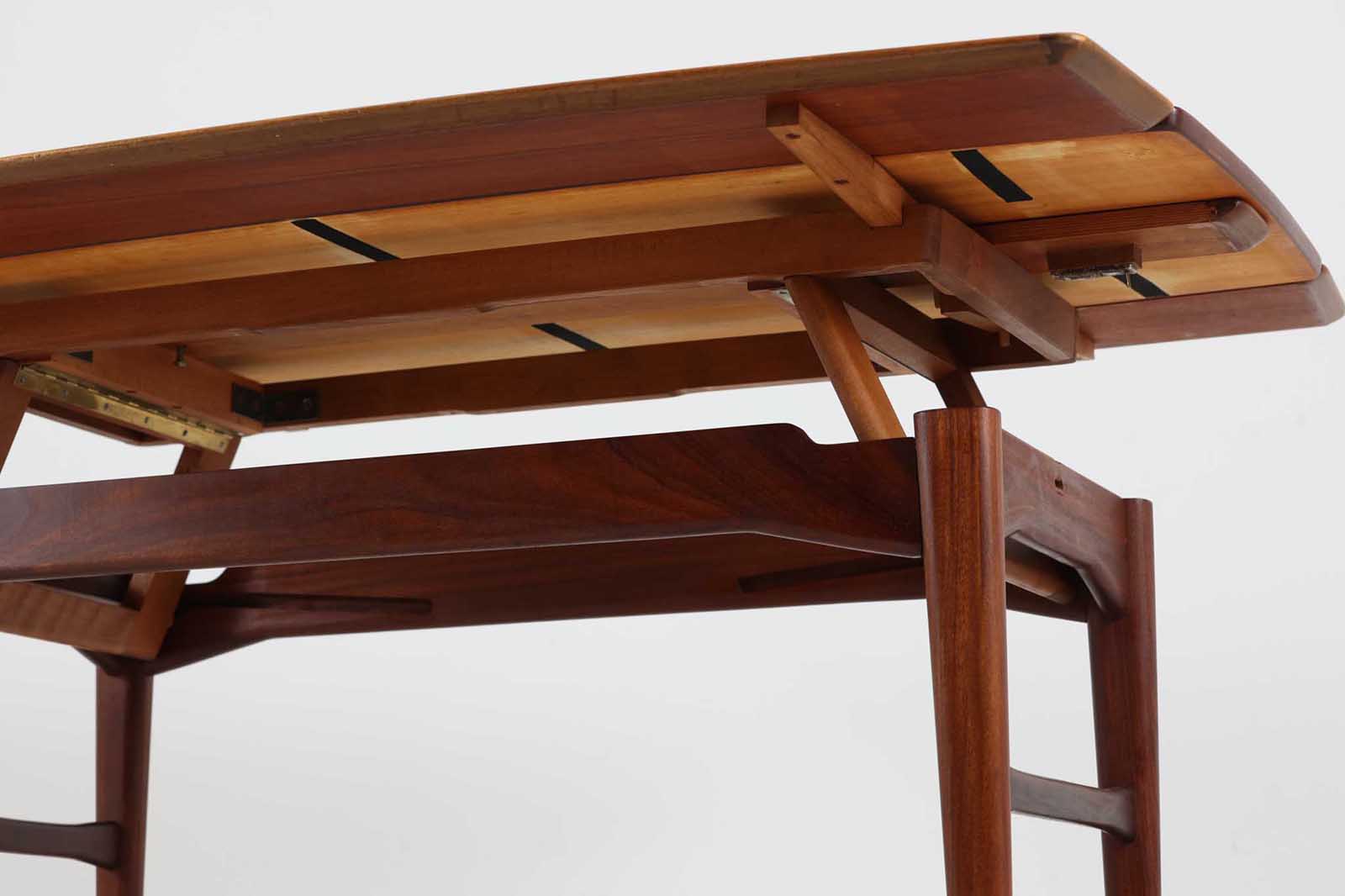 北欧より買い付けた「エレベーターテーブル」です。チーク材ならではの色味は空間に温かみを与えてくれそうですね。普段はセンターテーブルとして使用し、来客時などはさっと広げて、広めのセンターテーブルやダイニングテーブルとしてもご使用頂けます。