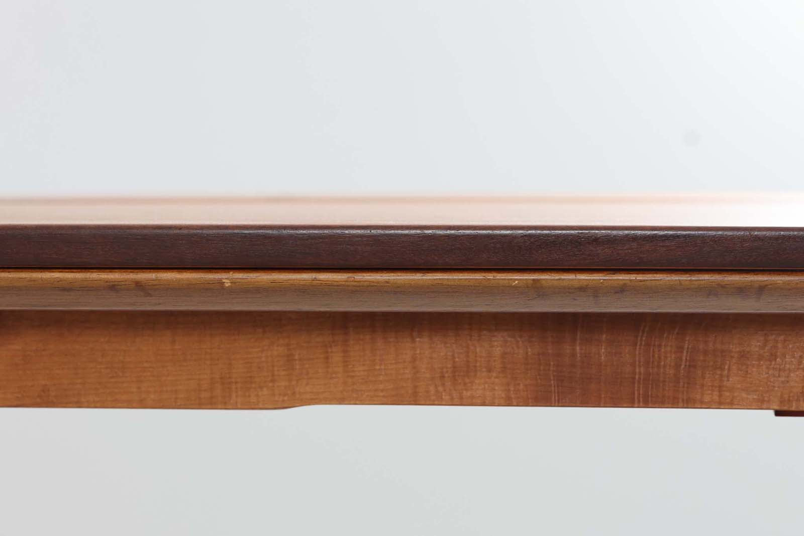 北欧より買い付けた「エレベーターテーブル」です。チーク材ならではの色味は空間に温かみを与えてくれそうですね。普段はセンターテーブルとして使用し、来客時などはさっと広げて、広めのセンターテーブルやダイニングテーブルとしてもご使用頂けます。