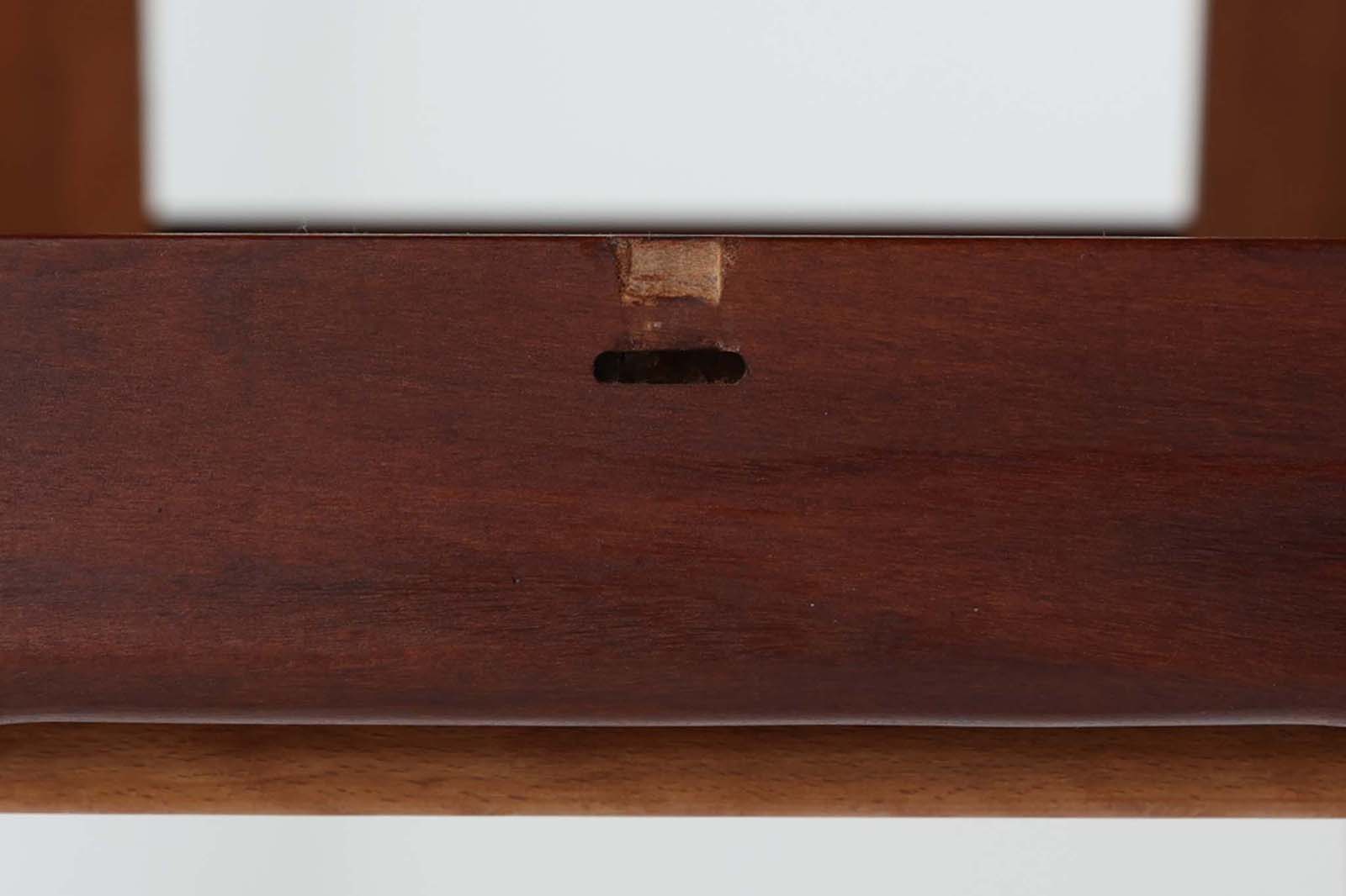 北欧より買い付けた「エレベーターテーブル」です。チーク材ならではの色味は空間に温かみを与えてくれそうですね。普段はセンターテーブルとして使用し、来客時などはさっと広げて、広めのセンターテーブルやダイニングテーブルとしてもご使用頂けます。