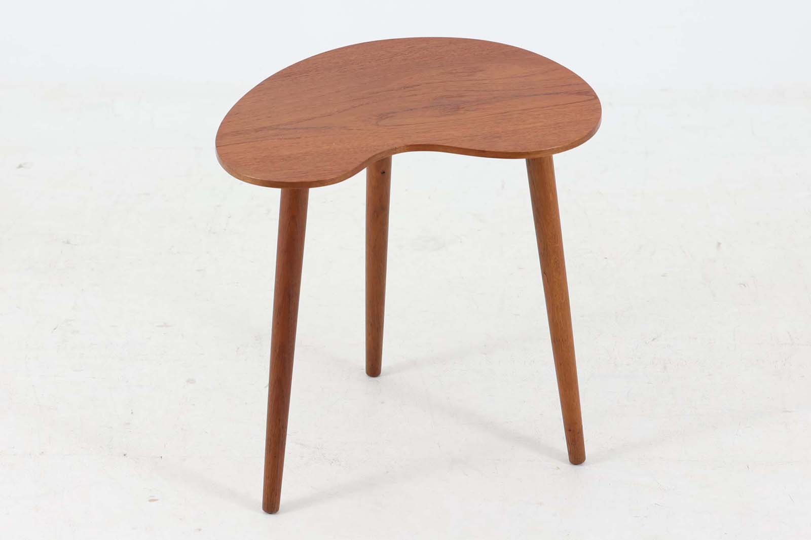 北欧より買い付けたサイドテーブルです。ビンテージ家具ならではの3本脚で、お洒落な形の天板が素敵です。