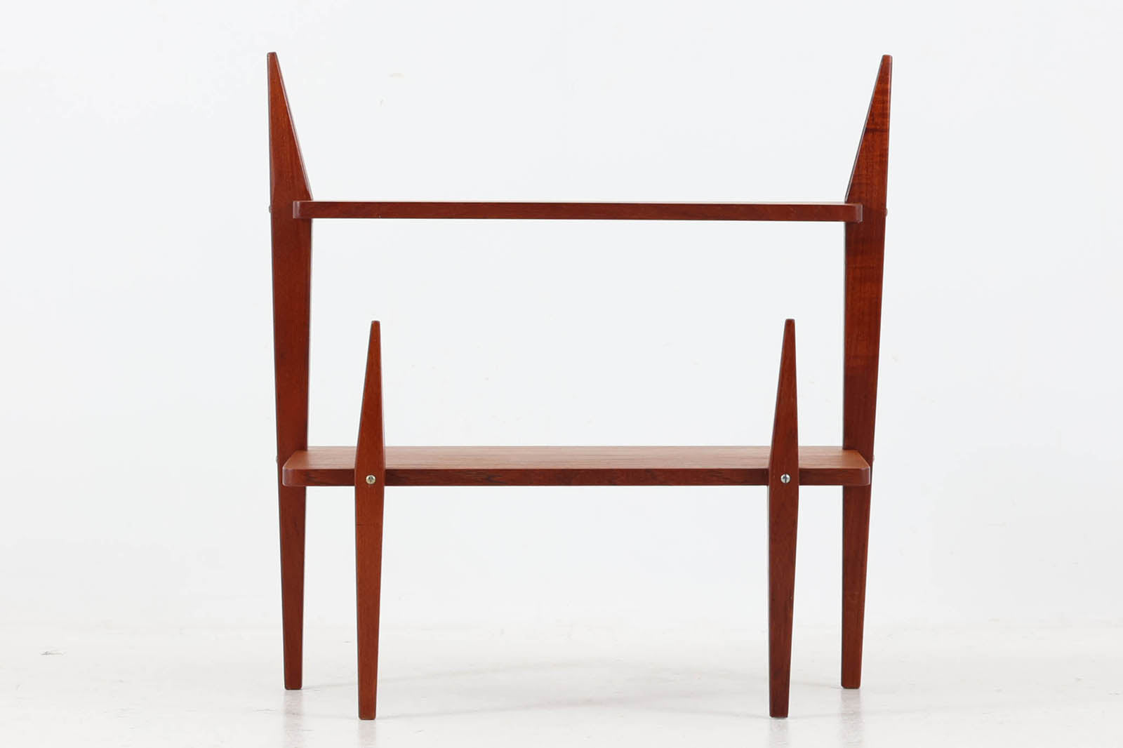 デンマークより買い付けた2段のサイドテーブルです。プランターテーブルとしてもお使いいただけます。飾り付ける事により様々な表情を見せてくれそうです。良質なチーク材が使用されています。