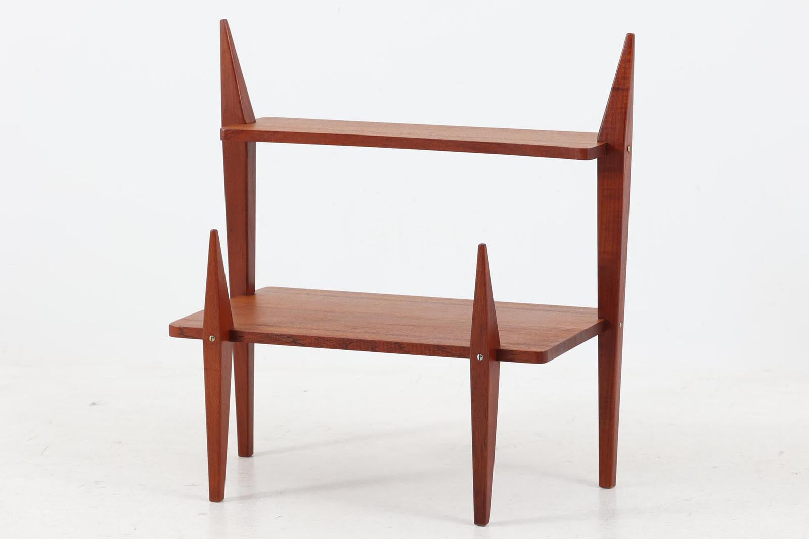 デンマークより買い付けた2段のサイドテーブルです。プランターテーブルとしてもお使いいただけます。飾り付ける事により様々な表情を見せてくれそうです。良質なチーク材が使用されています。