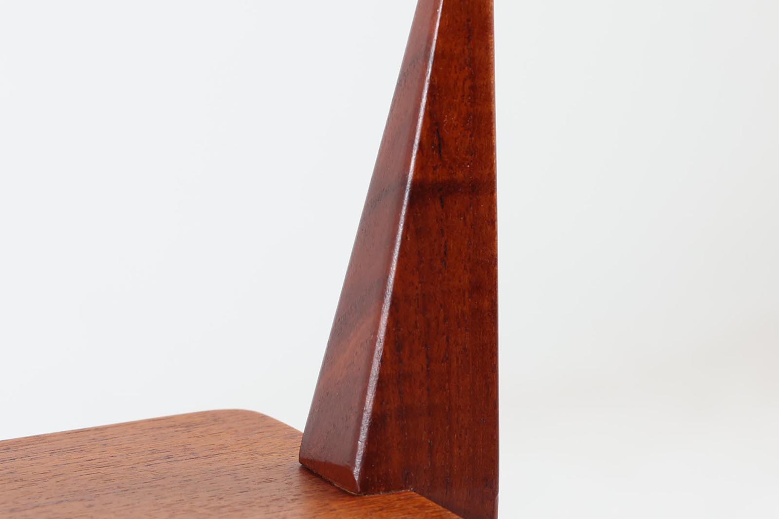 デンマークより買い付けた2段のサイドテーブルです。プランターテーブルとしてもお使いいただけます。飾り付ける事により様々な表情を見せてくれそうです。良質なチーク材が使用されています。