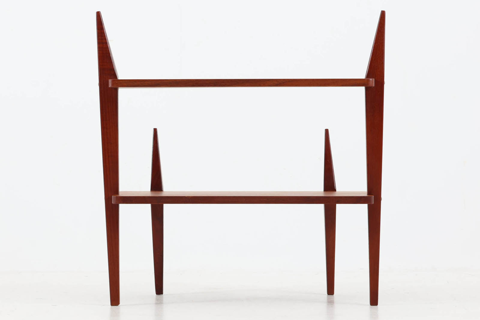 デンマークより買い付けた2段のサイドテーブルです。プランターテーブルとしてもお使いいただけます。飾り付ける事により様々な表情を見せてくれそうです。良質なチーク材が使用されています。