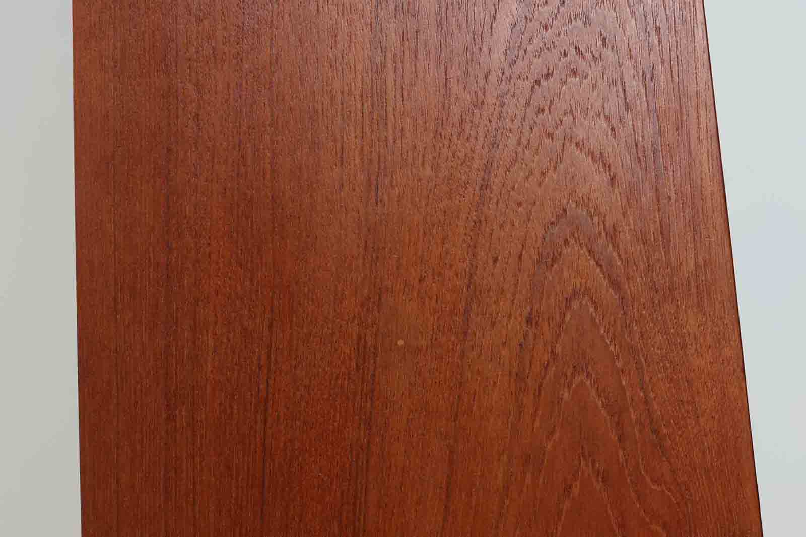 デンマークより買い付けた"ライティングビューロ"です。高さが125cmと少し高めのサイズですっきりとした印象です。