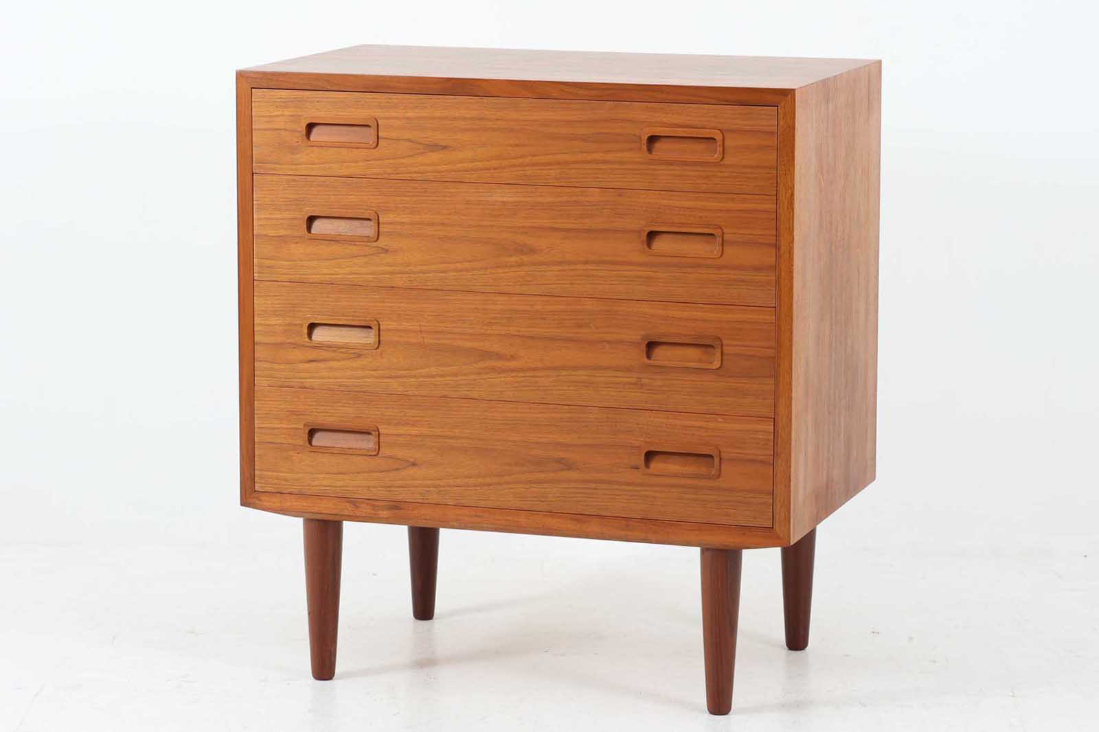 デンマークより買い付けた4段チェストです。PoulHundevadデザインのクオリティーの高い作品で、デンマークの品質基準を満たした「DANISHFURNITUREmAKE'SCONTROL」の刻印がございます。