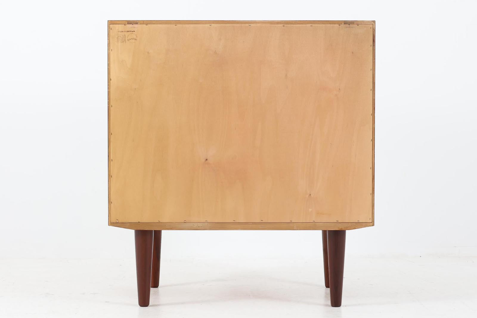 デンマークより買い付けた4段チェストです。PoulHundevadデザインのクオリティーの高い作品で、デンマークの品質基準を満たした「DANISHFURNITUREmAKE'SCONTROL」の刻印がございます。