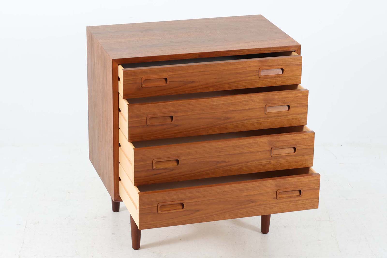 デンマークより買い付けた4段チェストです。PoulHundevadデザインのクオリティーの高い作品で、デンマークの品質基準を満たした「DANISHFURNITUREmAKE'SCONTROL」の刻印がございます。