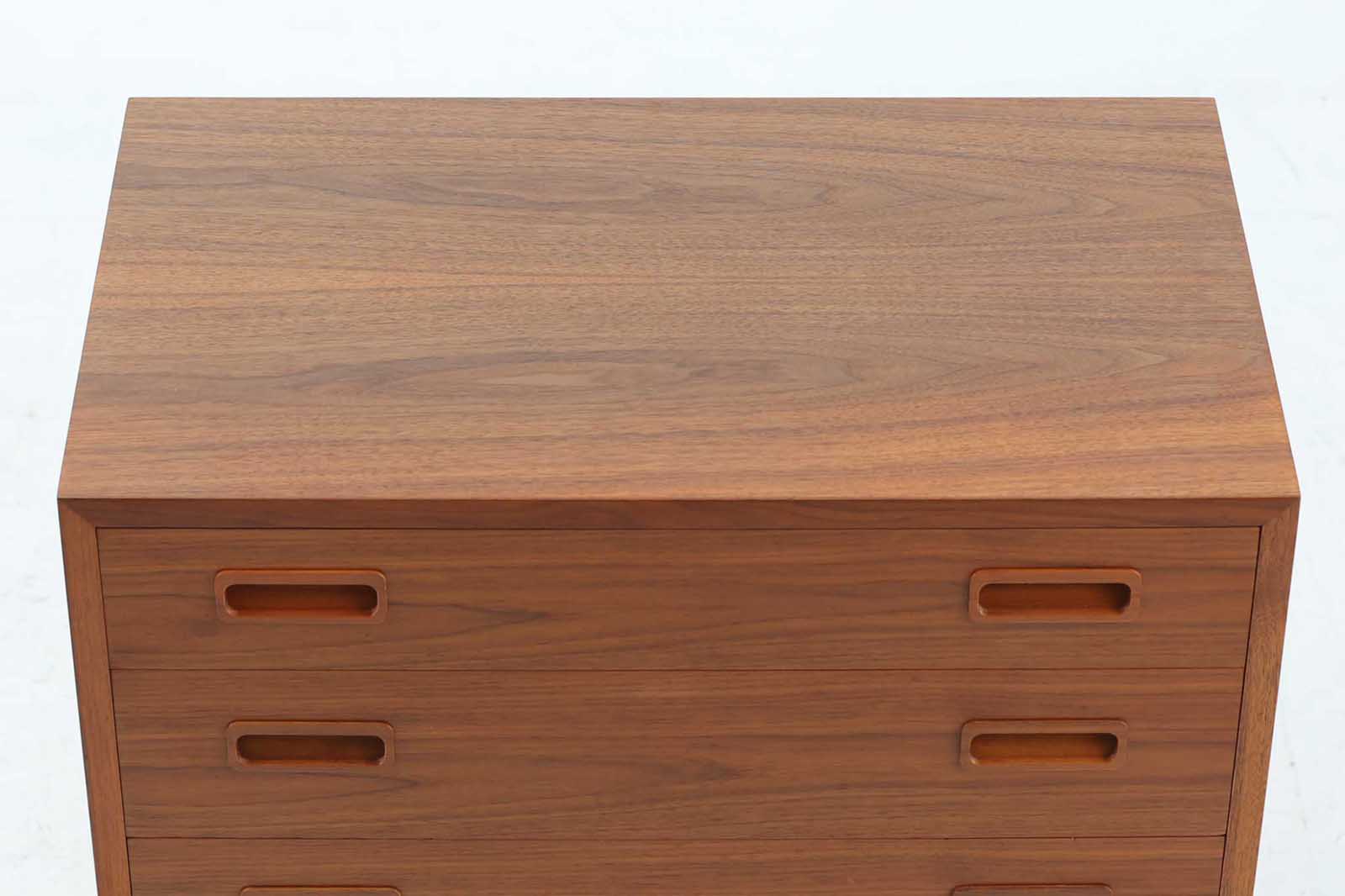デンマークより買い付けた4段チェストです。PoulHundevadデザインのクオリティーの高い作品で、デンマークの品質基準を満たした「DANISHFURNITUREmAKE'SCONTROL」の刻印がございます。