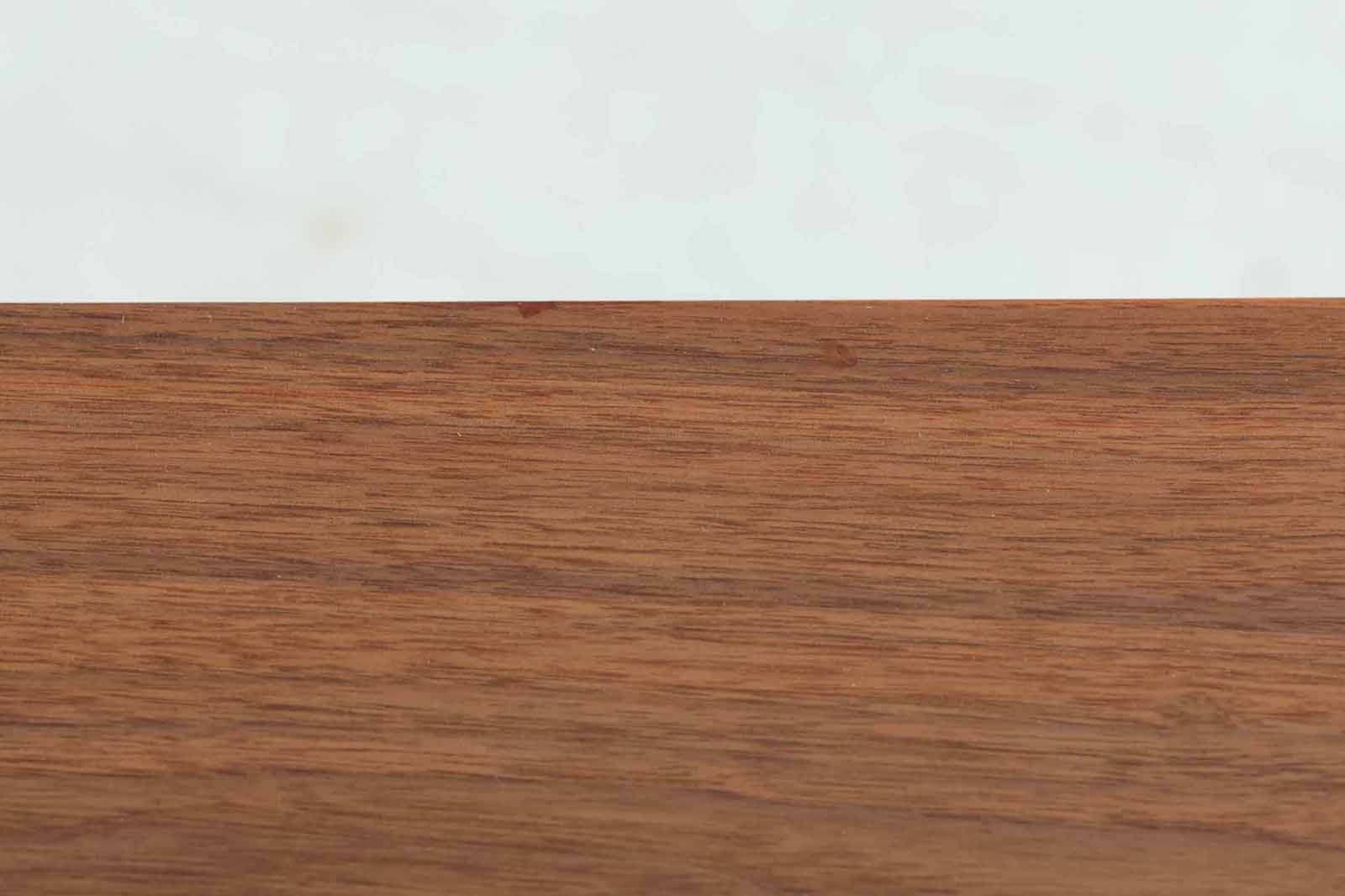 デンマークより買い付けた4段チェストです。PoulHundevadデザインのクオリティーの高い作品で、デンマークの品質基準を満たした「DANISHFURNITUREmAKE'SCONTROL」の刻印がございます。