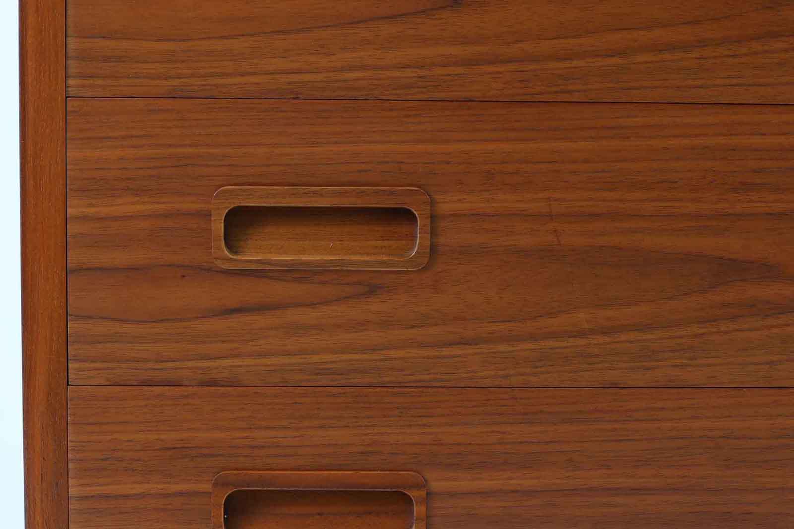 デンマークより買い付けた4段チェストです。PoulHundevadデザインのクオリティーの高い作品で、デンマークの品質基準を満たした「DANISHFURNITUREmAKE'SCONTROL」の刻印がございます。