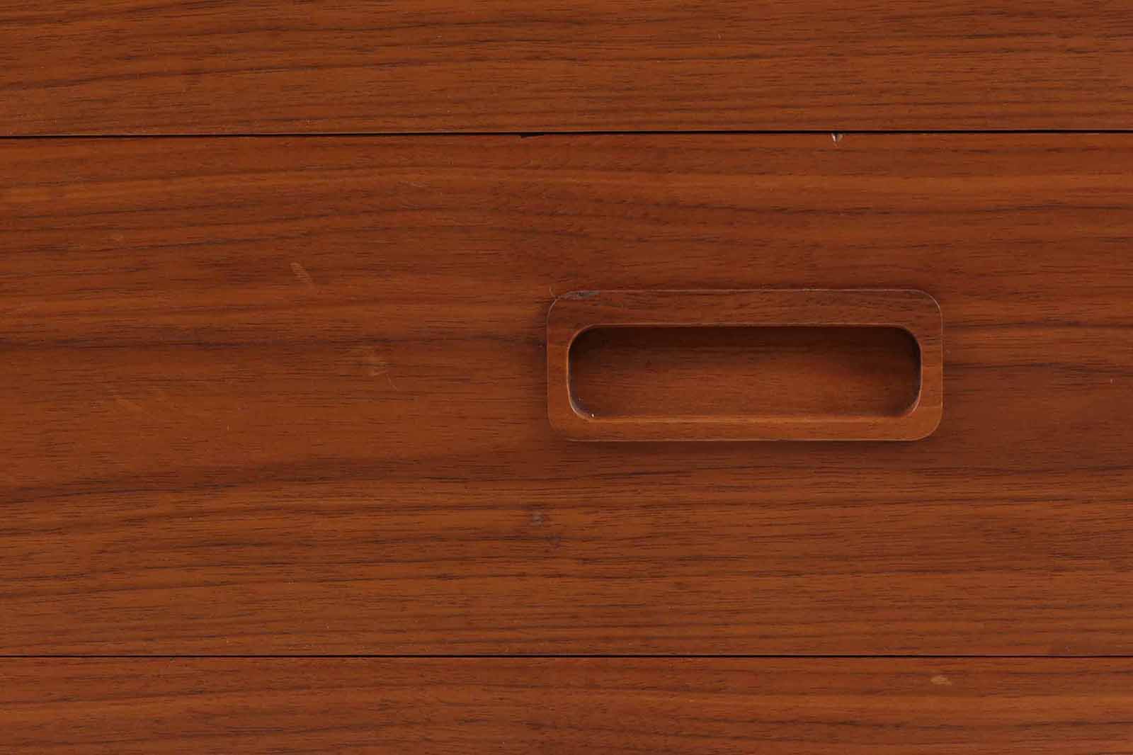 デンマークより買い付けた4段チェストです。PoulHundevadデザインのクオリティーの高い作品で、デンマークの品質基準を満たした「DANISHFURNITUREmAKE'SCONTROL」の刻印がございます。