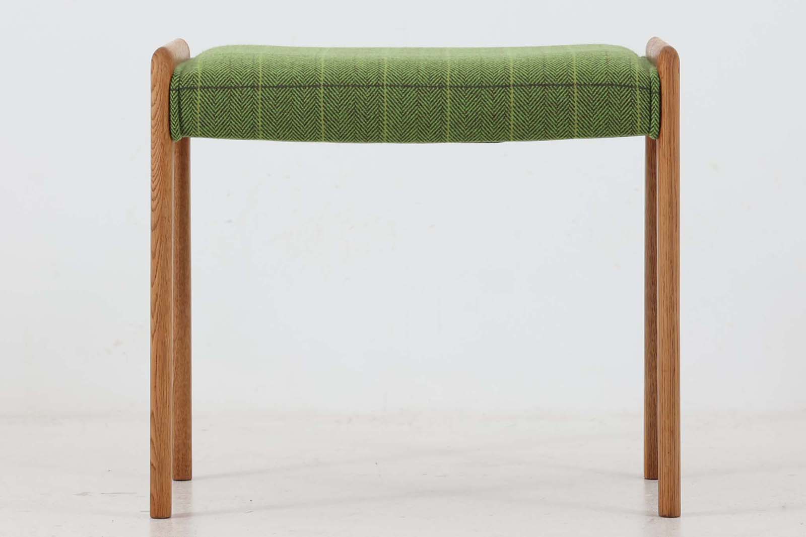 デンマークより買い付けました。オーク材が使用された珍しいスツールです。軽量で持ち運びしやすく使い勝手も良さそうです。