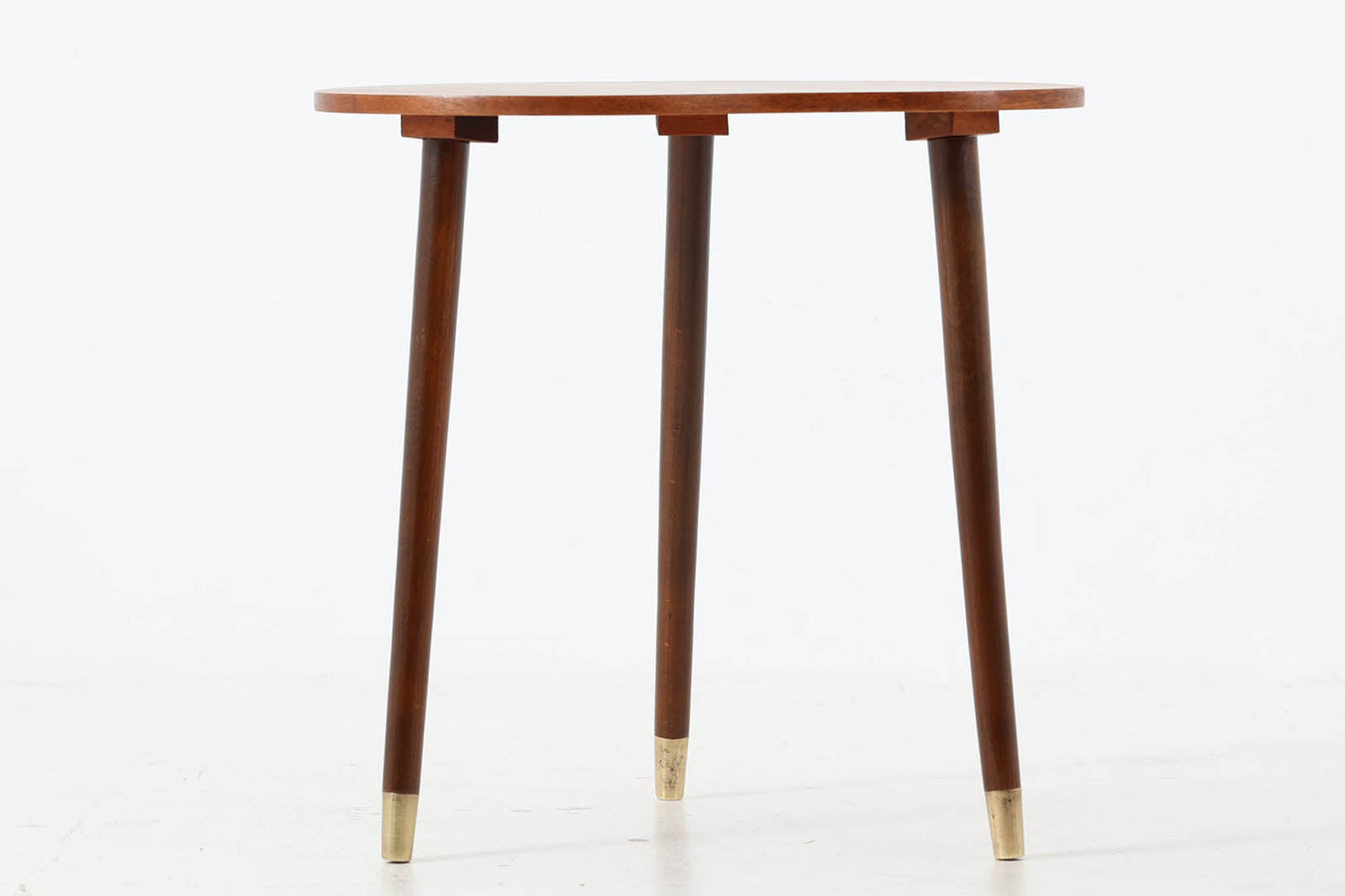 北欧より買い付けたサイドテーブルです。ビンテージ家具ならではの3本脚で、お洒落な形の天板が素敵です。脚先の真鍮がデザインポイントになっています。