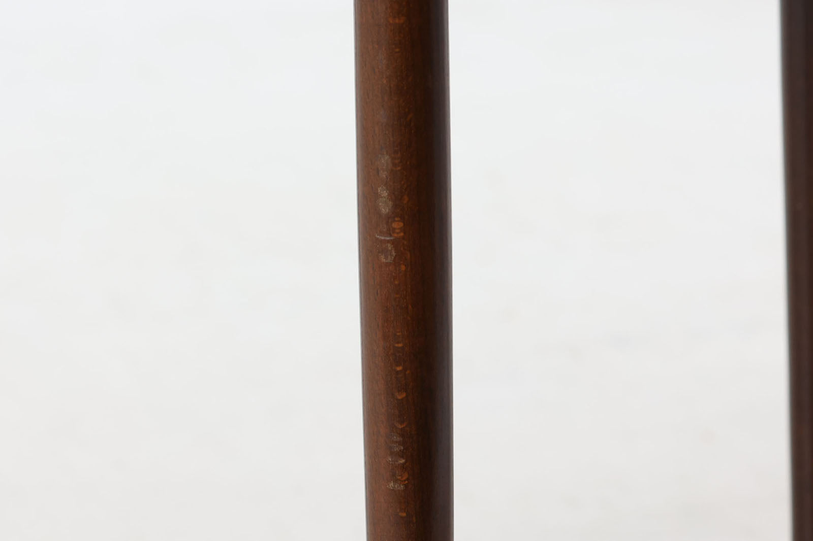 北欧より買い付けたサイドテーブルです。ビンテージ家具ならではの3本脚で、お洒落な形の天板が素敵です。脚先の真鍮がデザインポイントになっています。