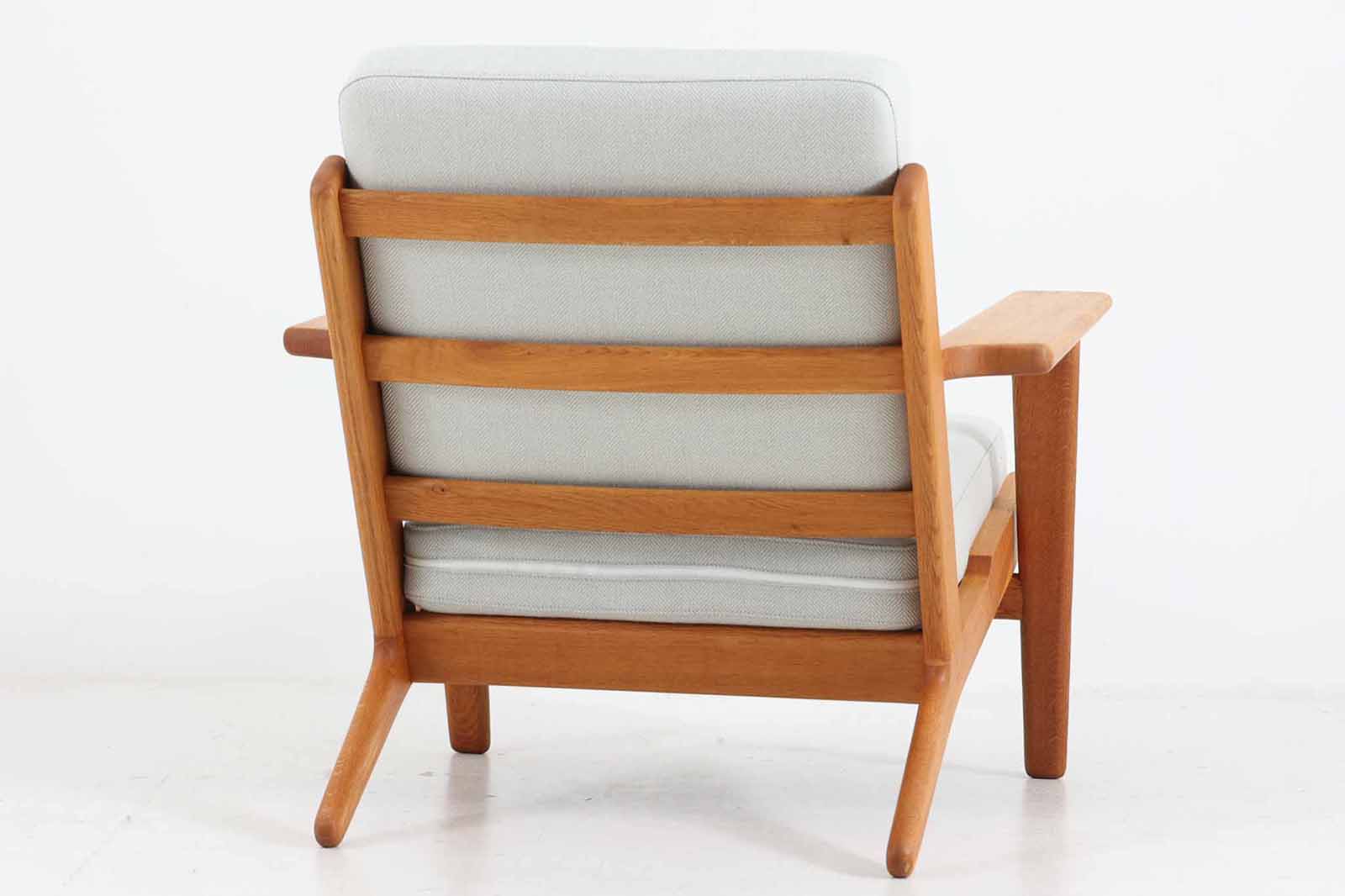 北欧家具を代表するソファ『GE290』です。現在リプロダクト品が販売されていますが、こちらは本物です。元々はベッド会社であるGETAmA社ならではのコイルスプリングが内包されたクッションの座り心地は、弾力があり心地良く、読書や映画などのリラックスタイムに最適です。立ち上がる際も適度なはね返りがあるので、動く時に億劫になる事はありません。HansJ.Wegnerならではの時代を超えた素晴らしいデザインです。横や背面から見るとまた違った表情を感じて頂けると思います。