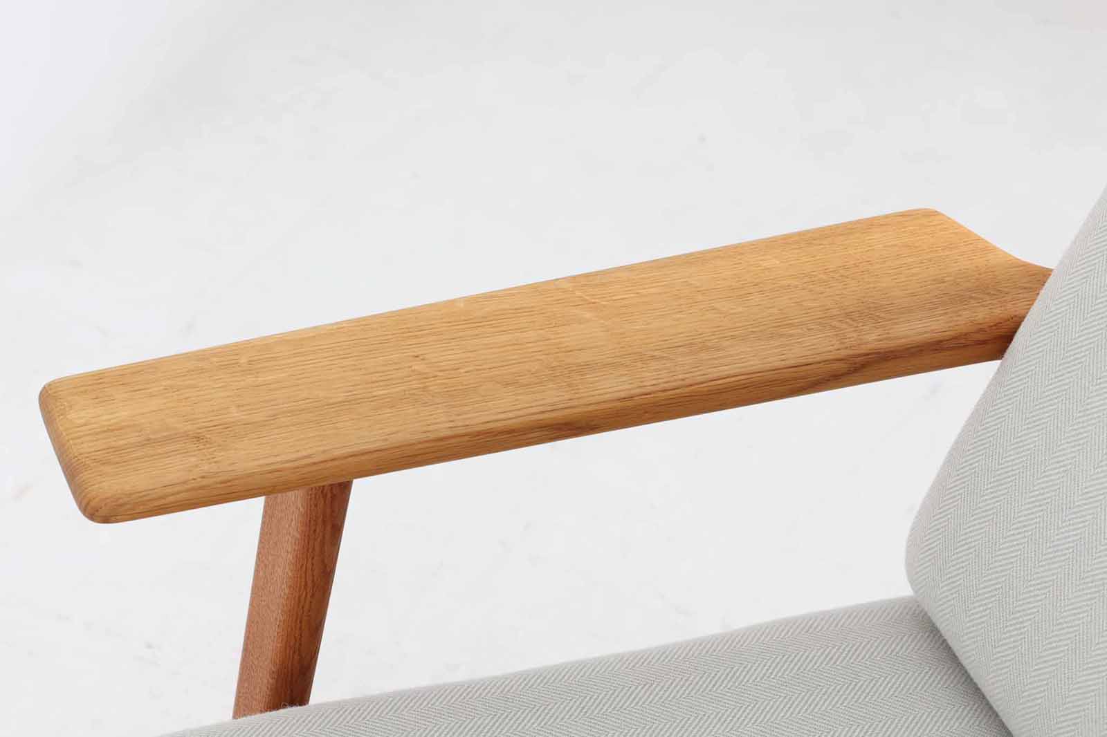 北欧家具を代表するソファ『GE290』です。現在リプロダクト品が販売されていますが、こちらは本物です。元々はベッド会社であるGETAmA社ならではのコイルスプリングが内包されたクッションの座り心地は、弾力があり心地良く、読書や映画などのリラックスタイムに最適です。立ち上がる際も適度なはね返りがあるので、動く時に億劫になる事はありません。HansJ.Wegnerならではの時代を超えた素晴らしいデザインです。横や背面から見るとまた違った表情を感じて頂けると思います。