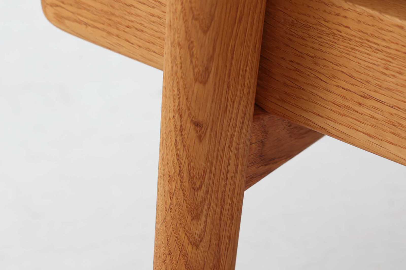 北欧家具を代表するソファ『GE290』です。現在リプロダクト品が販売されていますが、こちらは本物です。元々はベッド会社であるGETAmA社ならではのコイルスプリングが内包されたクッションの座り心地は、弾力があり心地良く、読書や映画などのリラックスタイムに最適です。立ち上がる際も適度なはね返りがあるので、動く時に億劫になる事はありません。HansJ.Wegnerならではの時代を超えた素晴らしいデザインです。横や背面から見るとまた違った表情を感じて頂けると思います。