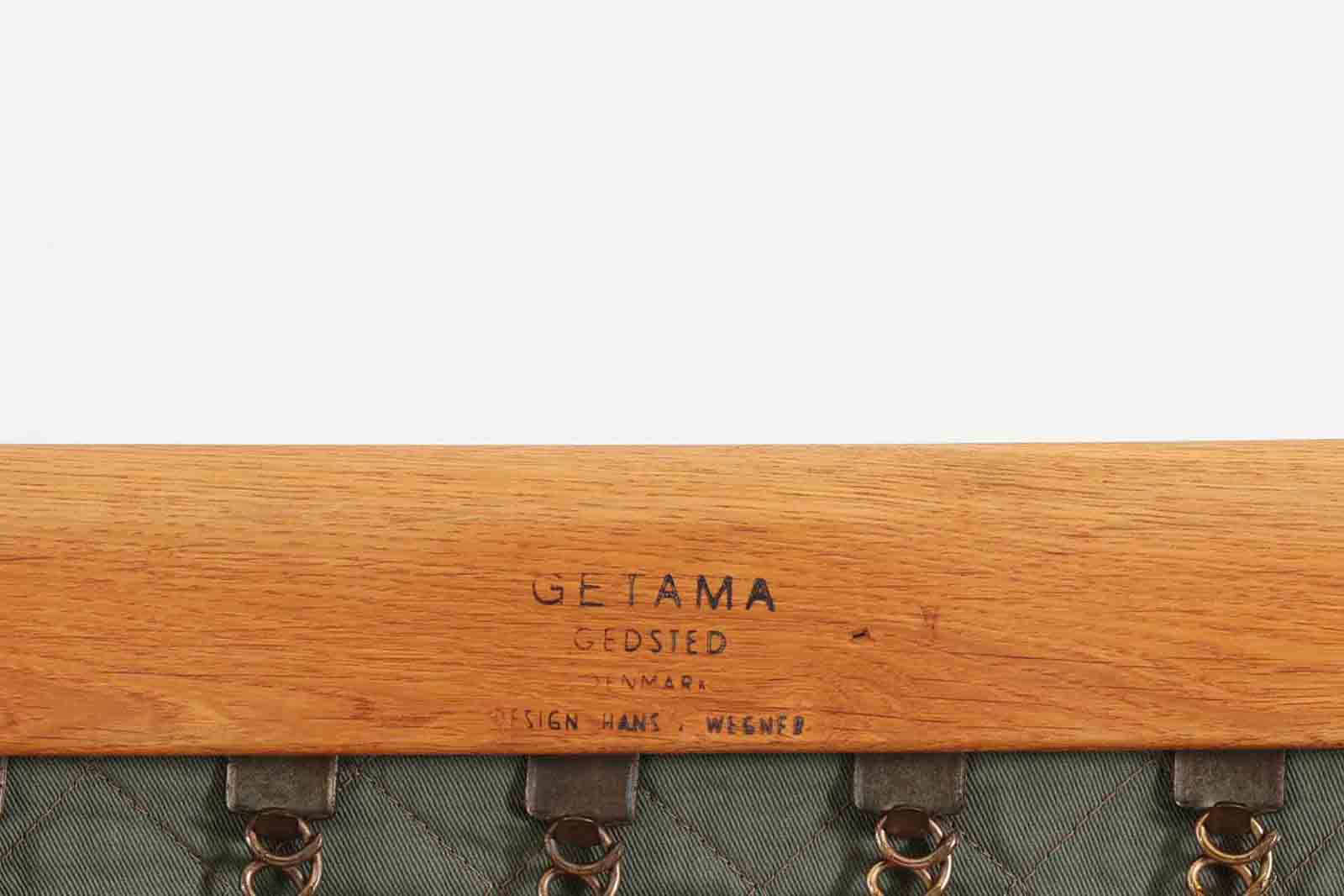 北欧家具を代表するソファ『GE290』です。現在リプロダクト品が販売されていますが、こちらは本物です。元々はベッド会社であるGETAmA社ならではのコイルスプリングが内包されたクッションの座り心地は、弾力があり心地良く、読書や映画などのリラックスタイムに最適です。立ち上がる際も適度なはね返りがあるので、動く時に億劫になる事はありません。HansJ.Wegnerならではの時代を超えた素晴らしいデザインです。横や背面から見るとまた違った表情を感じて頂けると思います。