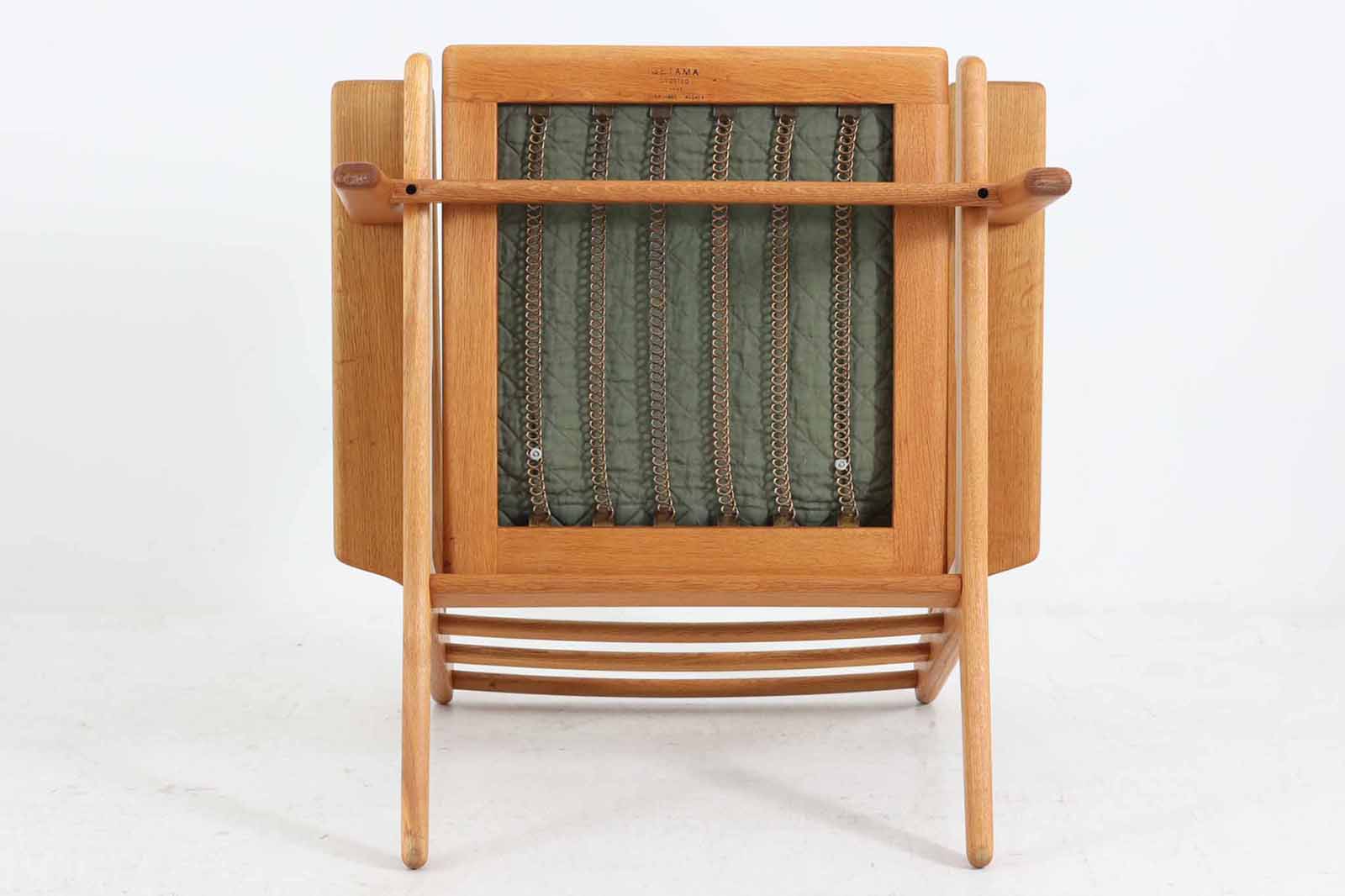 北欧家具を代表するソファ『GE290』です。現在リプロダクト品が販売されていますが、こちらは本物です。元々はベッド会社であるGETAmA社ならではのコイルスプリングが内包されたクッションの座り心地は、弾力があり心地良く、読書や映画などのリラックスタイムに最適です。立ち上がる際も適度なはね返りがあるので、動く時に億劫になる事はありません。HansJ.Wegnerならではの時代を超えた素晴らしいデザインです。横や背面から見るとまた違った表情を感じて頂けると思います。