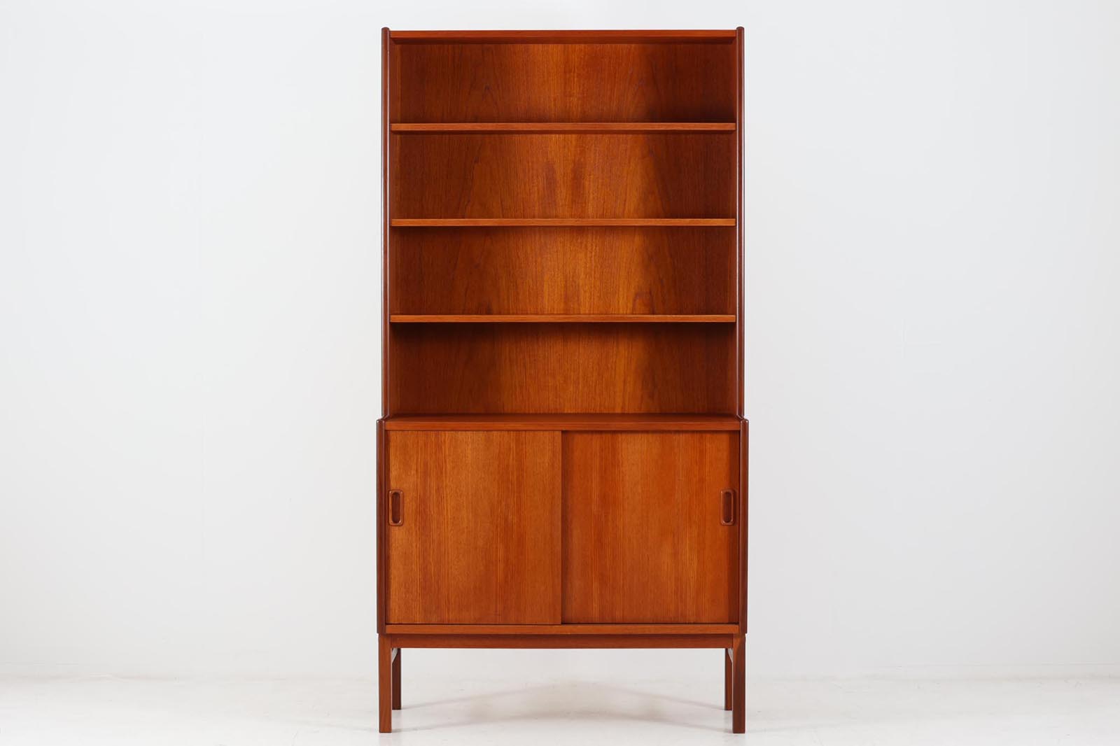 スウェーデンより買い付けたシェルフです。北欧家具ならではのすっきりとしたデザインです。本体には良質なチーク材が使用されています。