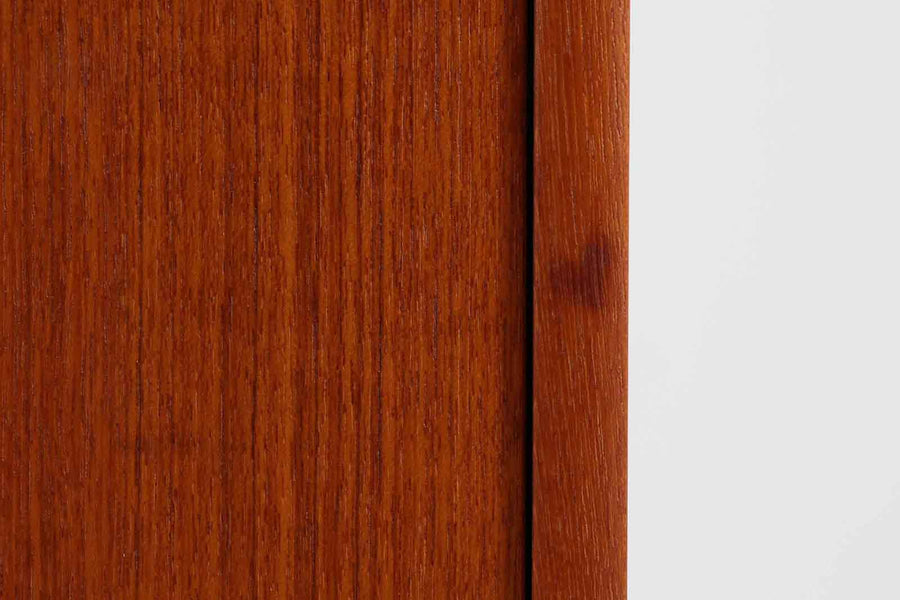 スウェーデン製のシェルフです。鍵付きの扉が付属します。シンプルなデザインで落ち着いた雰囲気です。良質なチーク材が使用されています。