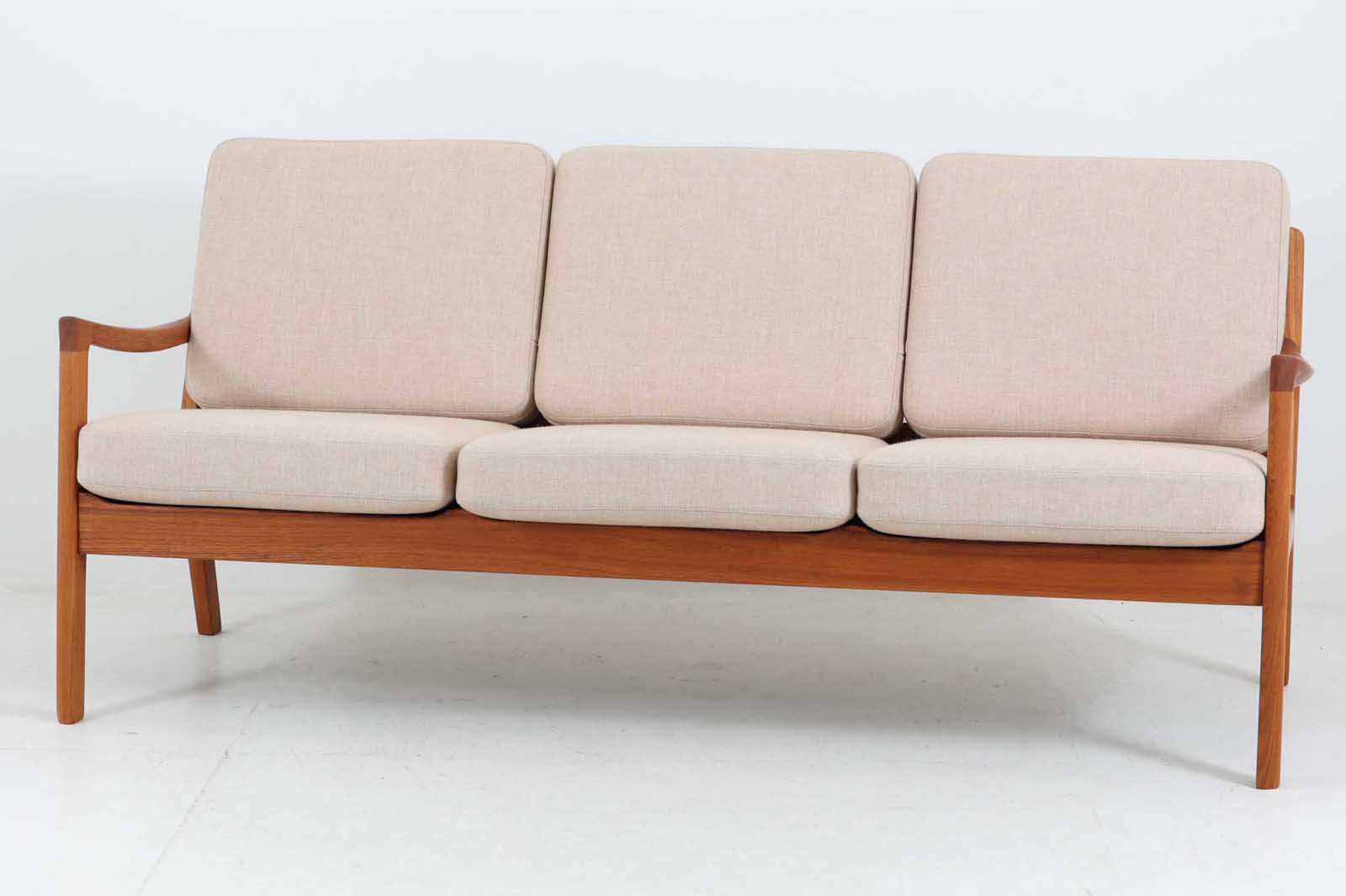 OleWanscherによりデザインされたmodel166トリプルソファです。フレームはシンプルながらも、程よい傾斜が掛かっています。丁寧に削りだされたチーク材は色味も良く、ビンテージ品ならではの暖かみのある風合。クッション内部にはスプリングが内包されていますので快適な座り心地です。リビングに置いて、ゆったりとしたリラックスタイムはいかがでしょうか。クッションは張替え済みです。フレームも使用感少なく綺麗な状態です。
