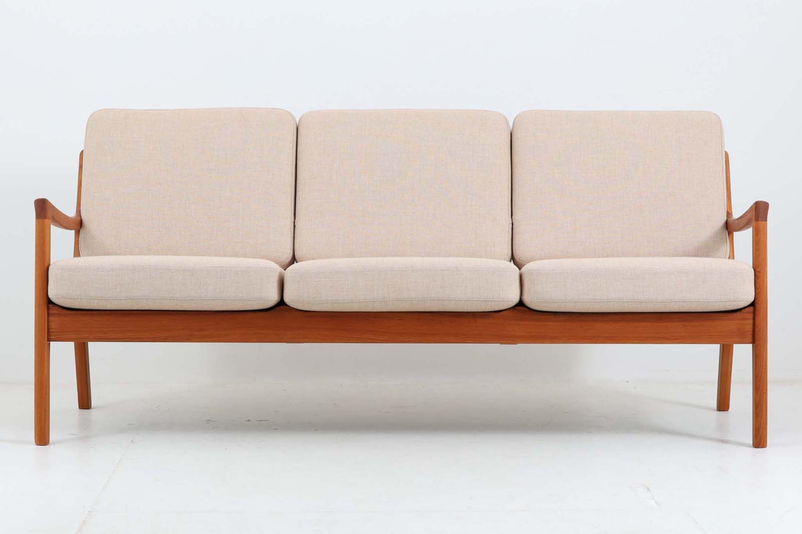OleWanscherによりデザインされたmodel166トリプルソファです。フレームはシンプルながらも、程よい傾斜が掛かっています。丁寧に削りだされたチーク材は色味も良く、ビンテージ品ならではの暖かみのある風合。クッション内部にはスプリングが内包されていますので快適な座り心地です。リビングに置いて、ゆったりとしたリラックスタイムはいかがでしょうか。クッションは張替え済みです。フレームも使用感少なく綺麗な状態です。