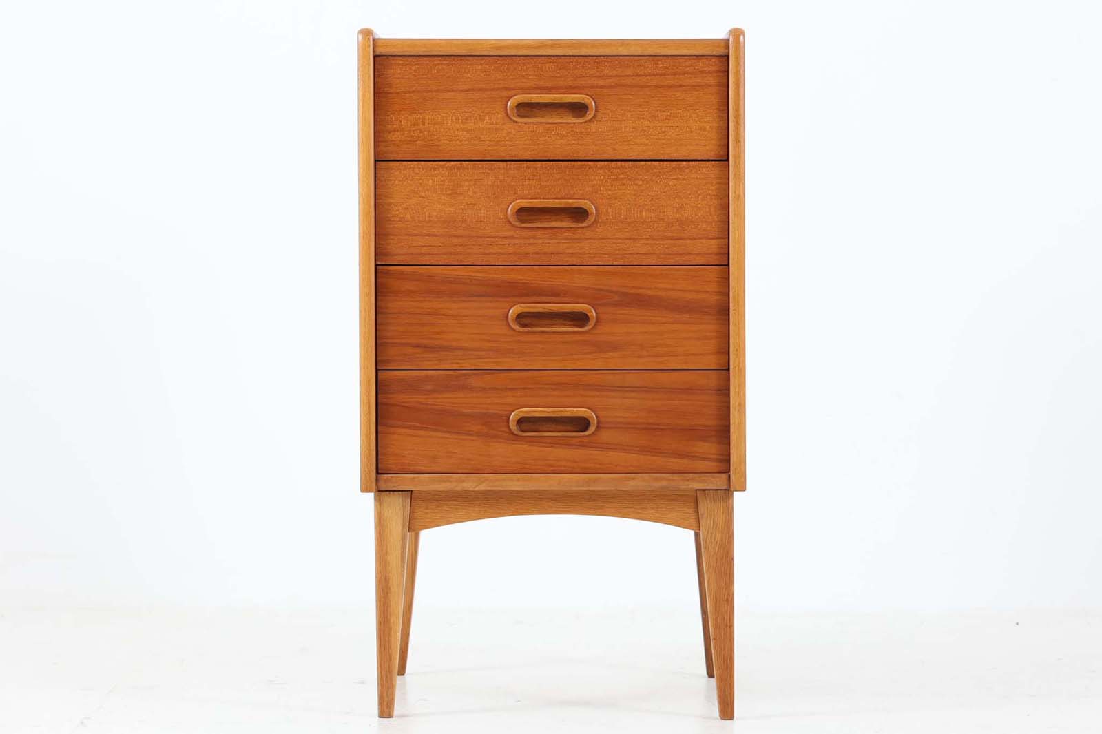 スウェーデンより買い付けた4段チェストです。本体には良質なチーク材が使用されています。スリムで可愛らしいデザインです。