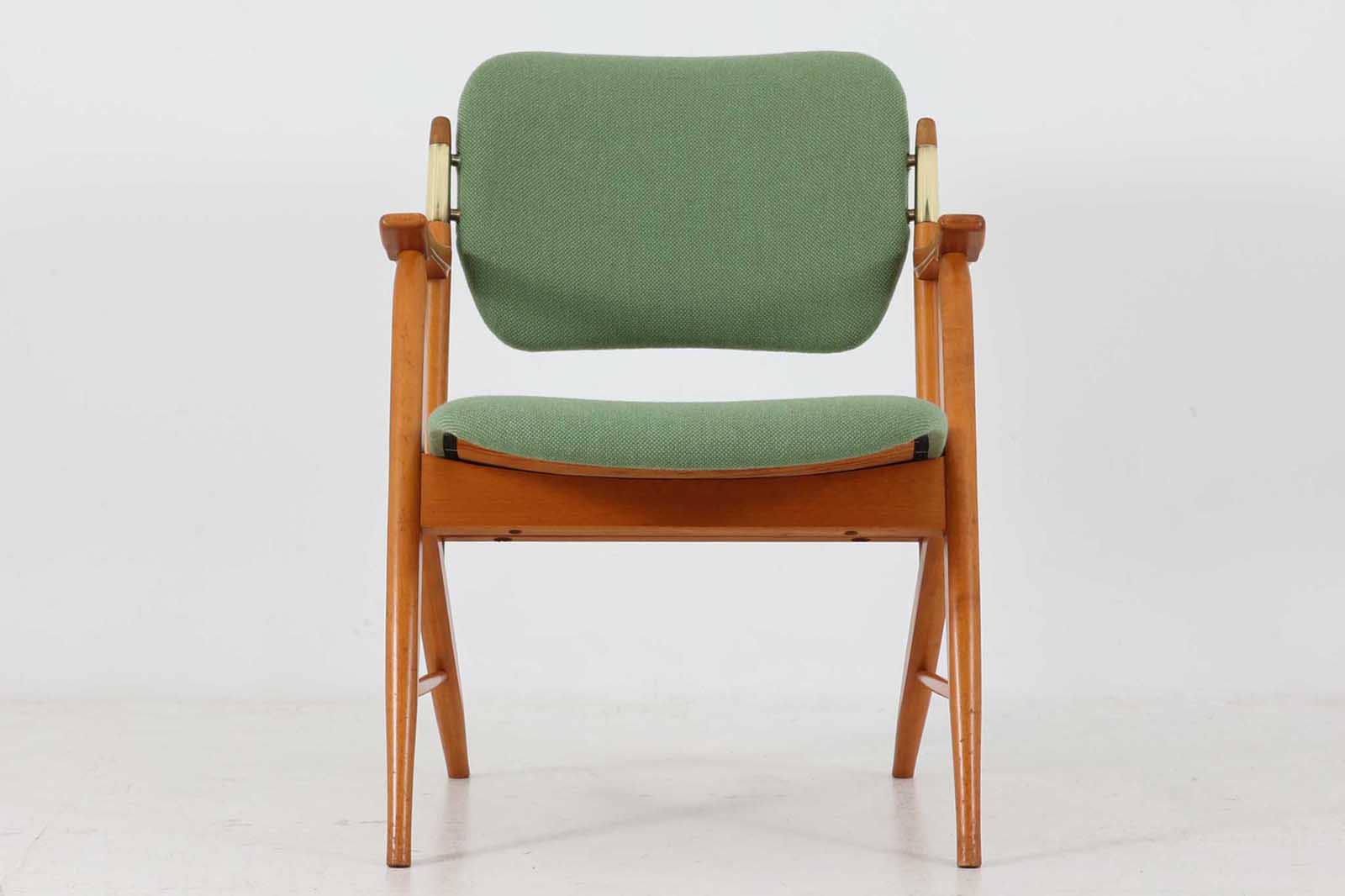 スウェーデンより買い付けたアームチェアです。お洒落な形状で経年変化したビーチ材が使用されています。背もたれを留めるゴールド色の金具がデザインポイントです。