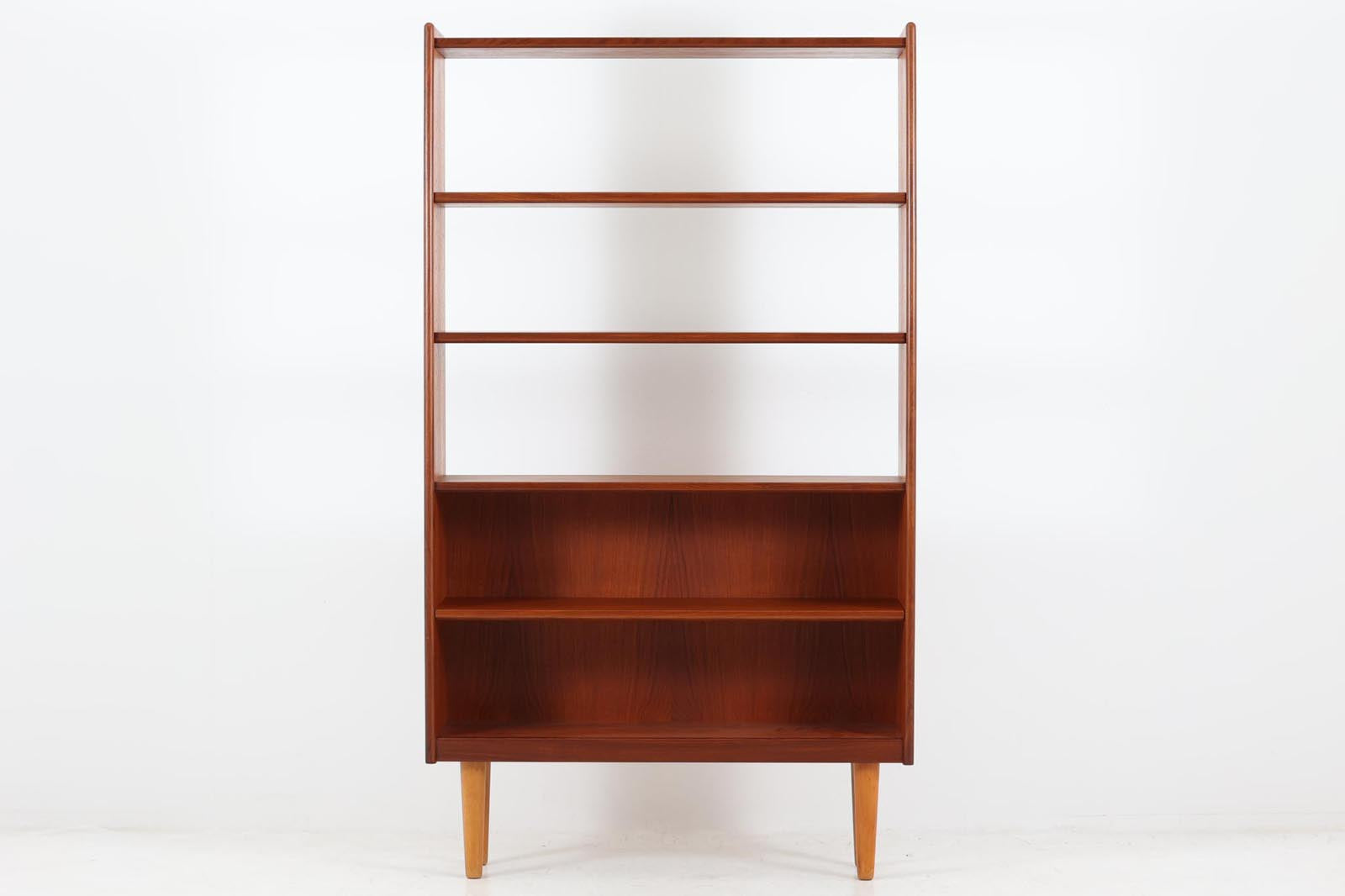 スウェーデンより買い付けたブックシェルフです。本体には良質なチーク材が使用されており、ナチュラルなビーチ材との組み合わせがスウェーデン家具ならではのデザインです。上半分がオープンタイプになっており空間を圧迫する事なくお使いいただけます。