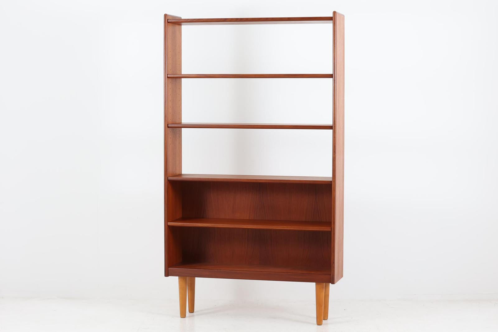 スウェーデンより買い付けたブックシェルフです。本体には良質なチーク材が使用されており、ナチュラルなビーチ材との組み合わせがスウェーデン家具ならではのデザインです。上半分がオープンタイプになっており空間を圧迫する事なくお使いいただけます。